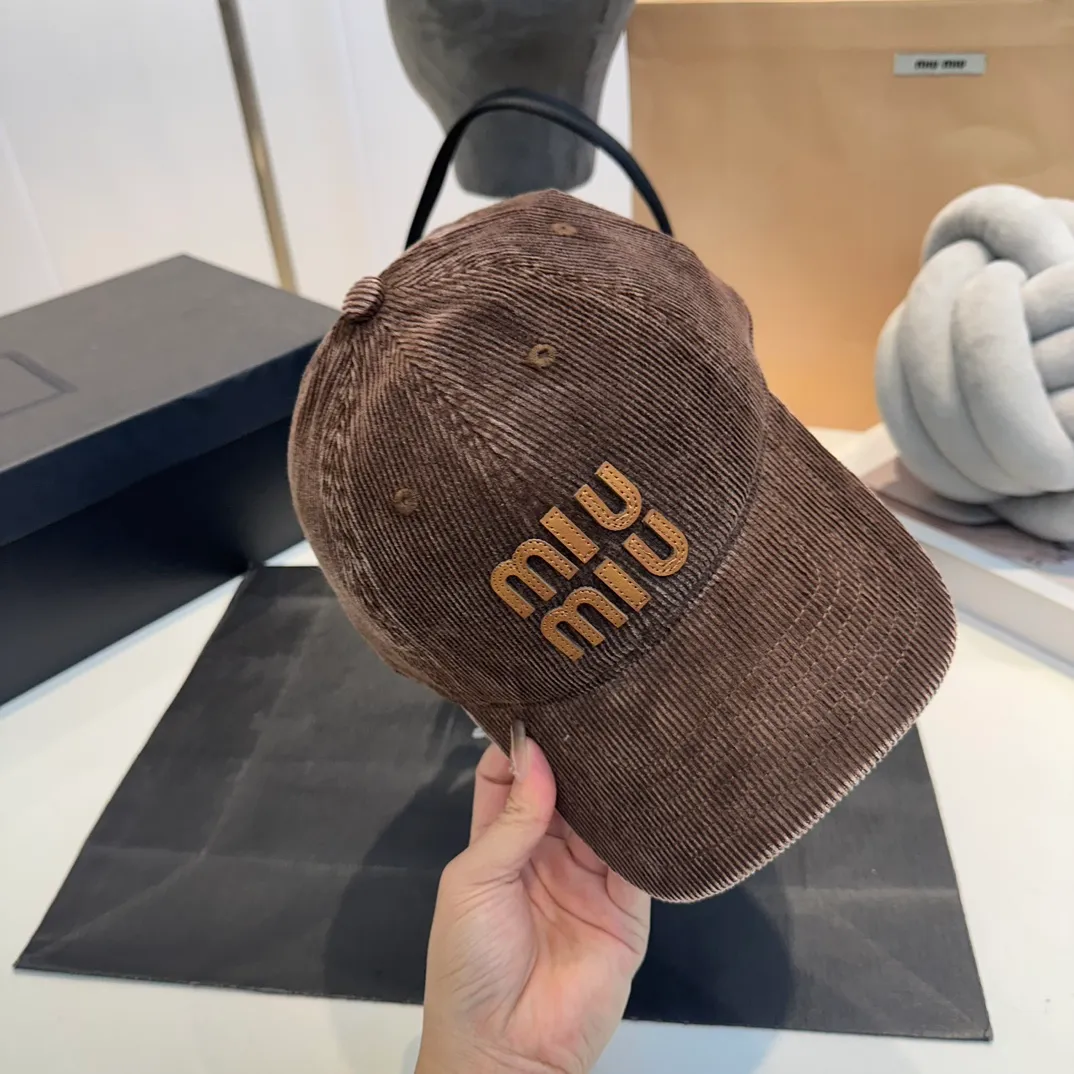 P60 Rare goods! miumiu24 classic denim baseball! This year’s hottest item in the hat category! The collision of denim material and baseball cap reveals a retro, innocent and straightforward style, which is also very everyday! The workmanship quality of a major foreign trade factory + the blessing of original fabrics and double insurance are rare and must-have products.