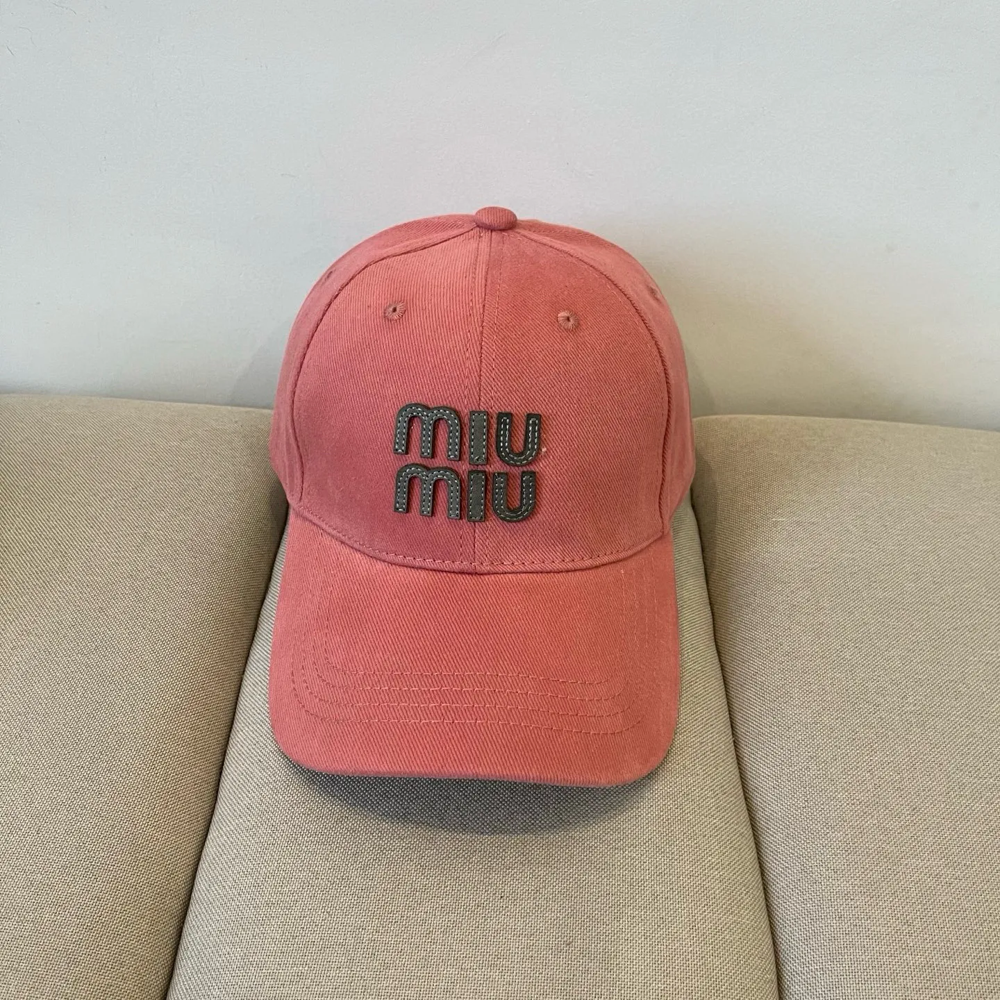 P60 miumiu original spring and summer new baseball cap, authentic mold-making and custom-made, the original workmanship is meticulous and the quality is superb!