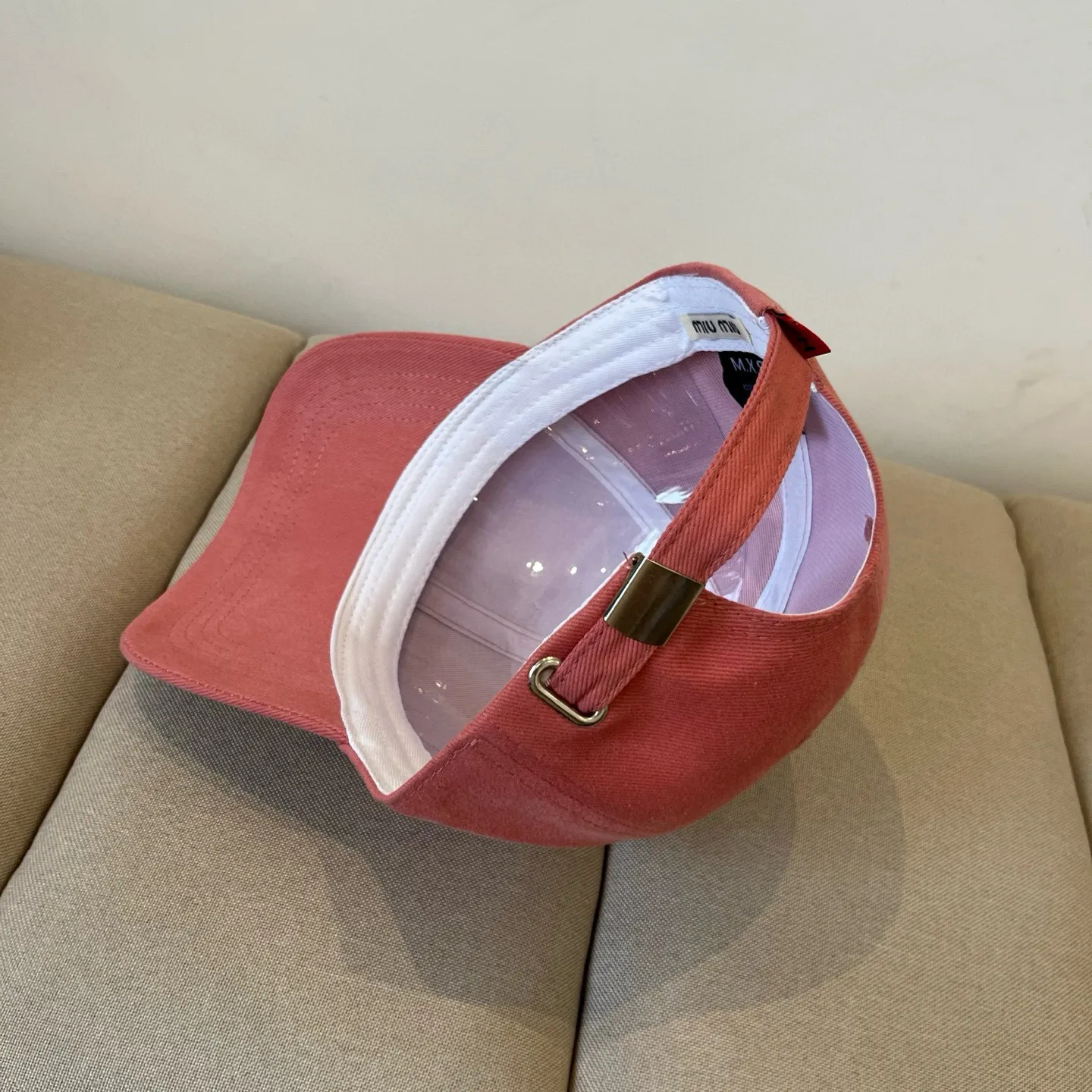 P60 miumiu original spring and summer new baseball cap, authentic mold-making and custom-made, the original workmanship is meticulous and the quality is superb!