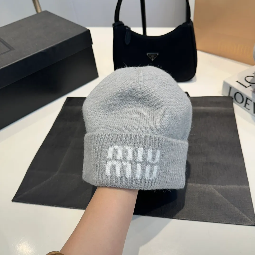 P60 MiuMiu～The new autumn and winter cold hat knitted hat is super soft and elastic, very warm, and has an amazing concave shape!
