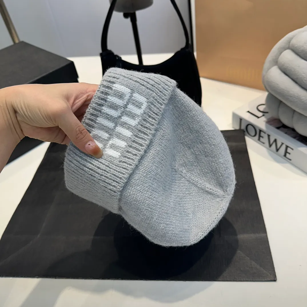 P60 MiuMiu～The new autumn and winter cold hat knitted hat is super soft and elastic, very warm, and has an amazing concave shape!