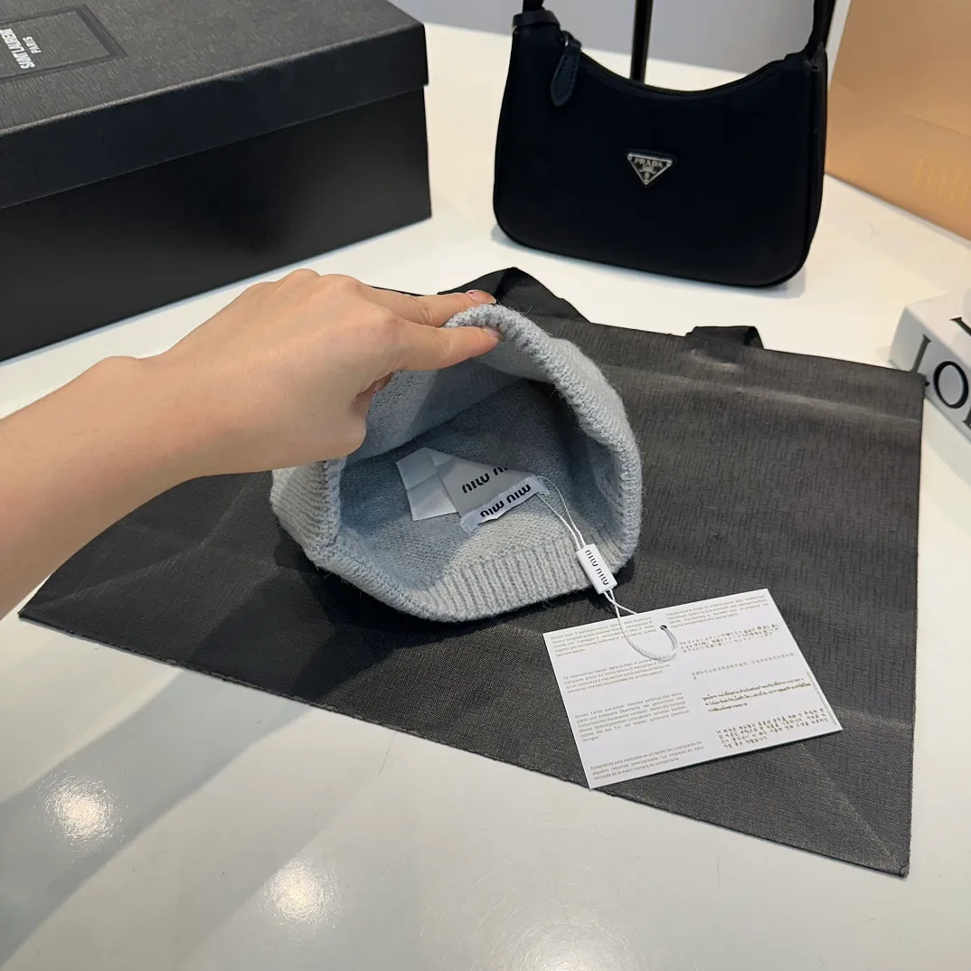 P60 MiuMiu～The new autumn and winter cold hat knitted hat is super soft and elastic, very warm, and has an amazing concave shape!