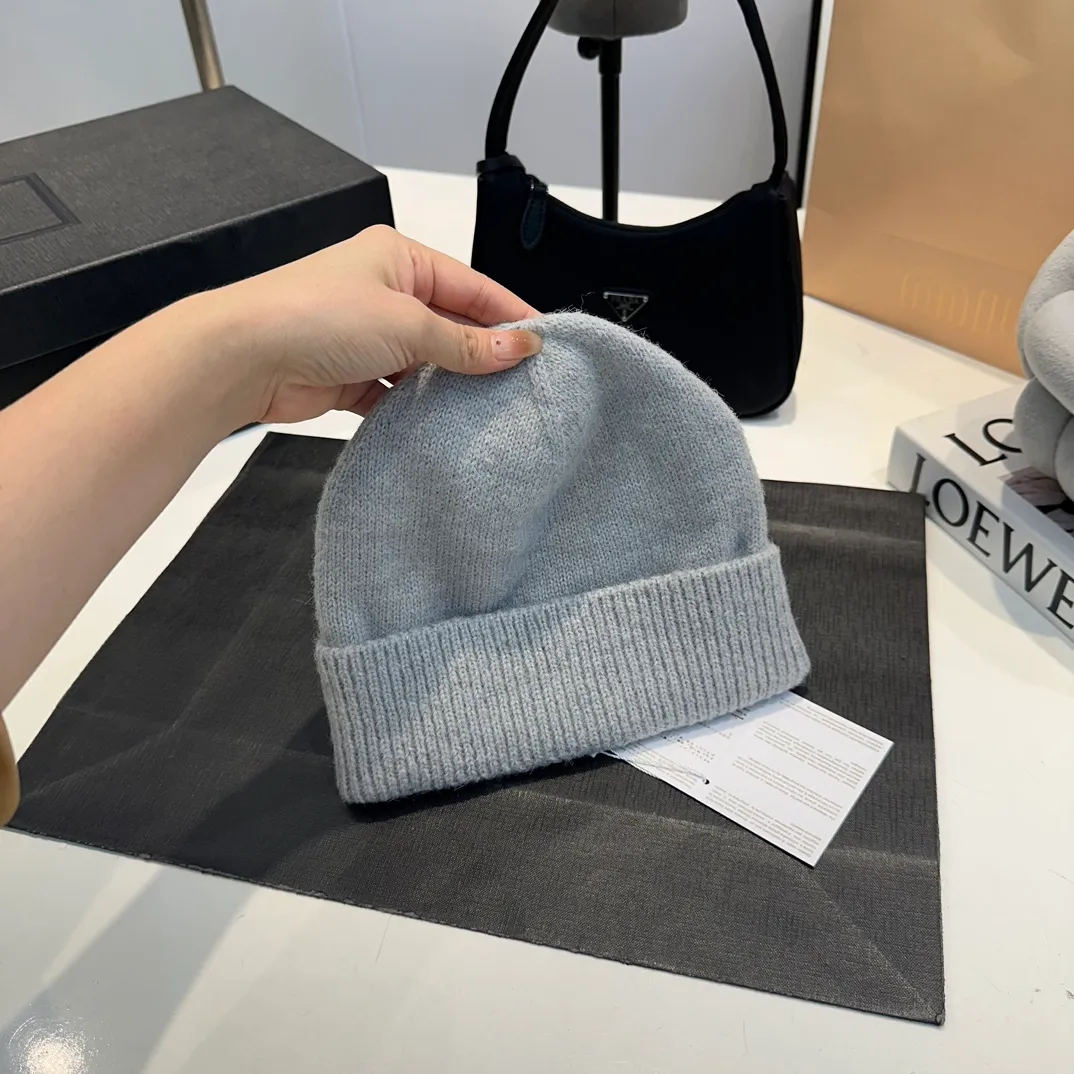 P60 MiuMiu～The new autumn and winter cold hat knitted hat is super soft and elastic, very warm, and has an amazing concave shape!