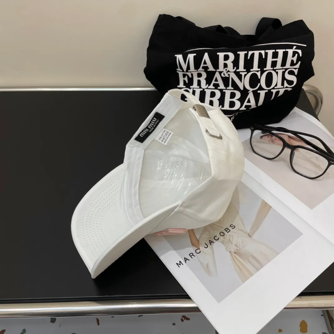 P66💛 Comes with dust bag. [Miumiu Miu Miu] 2024 new denim order style embroidered baseball cap🧢big brand style is super easy to match, hurry up and get it!