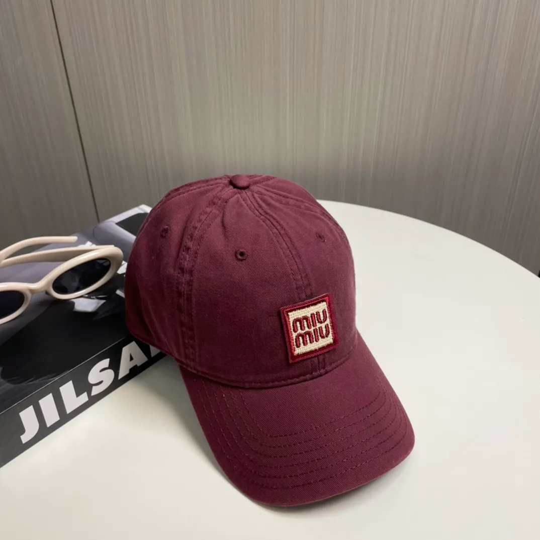 P50 miumiu new plain baseball cap, the hottest color at the moment - full of street style! Trendy and versatile, Xiaohongshu grows grass, poison, get your boyfriend, and cool together