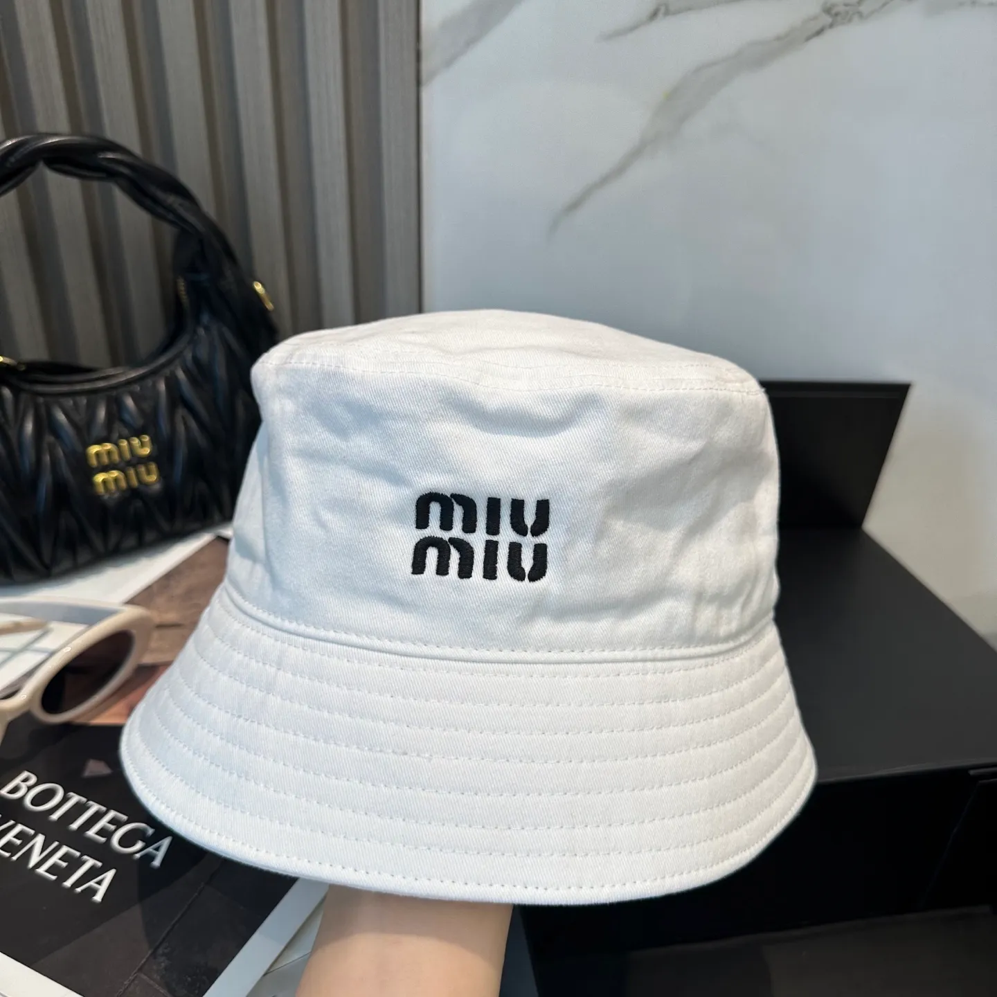 P74💛 Comes with dust bag. [Miumiu Miu Miu] New order style embroidered fisherman hat🧢Big brand style is super easy to match, hurry up and get it!