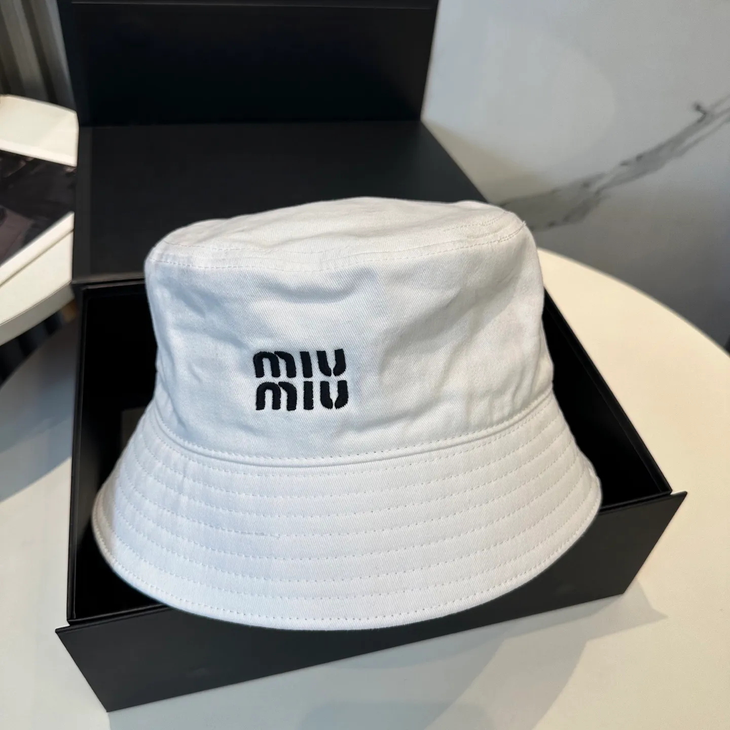 P74💛 Comes with dust bag. [Miumiu Miu Miu] New order style embroidered fisherman hat🧢Big brand style is super easy to match, hurry up and get it!