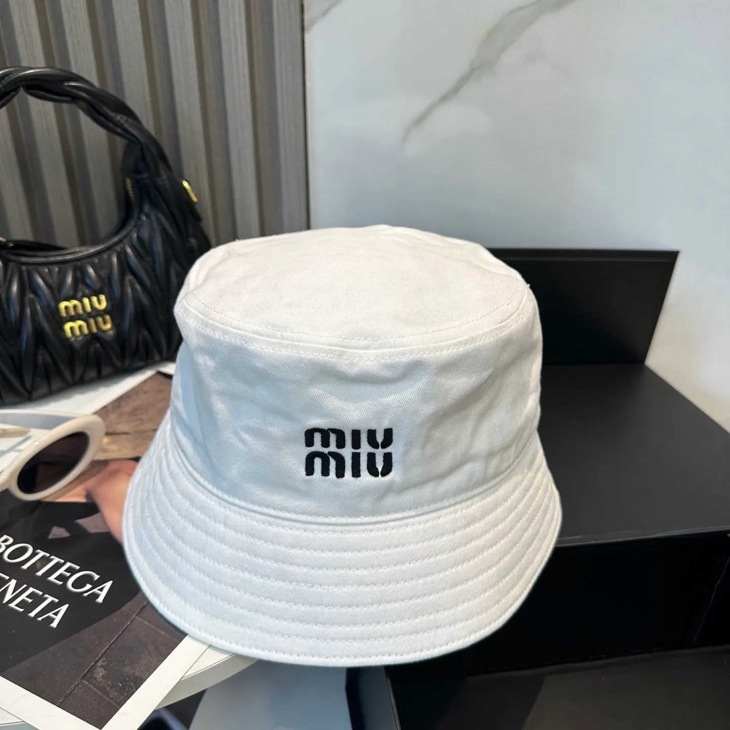 P74💛 Comes with dust bag. [Miumiu Miu Miu] New order style embroidered fisherman hat🧢Big brand style is super easy to match, hurry up and get it!