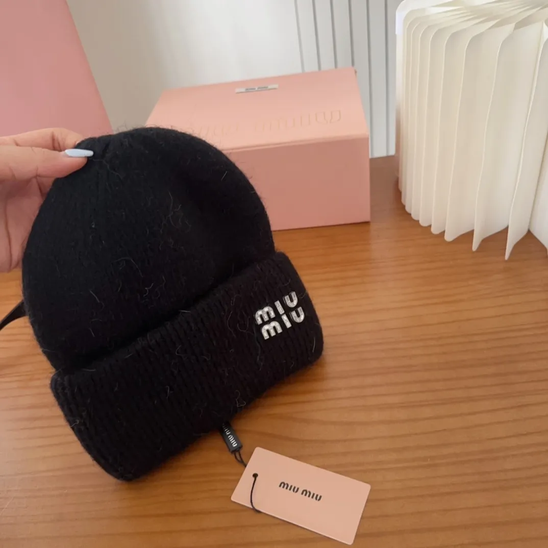 💰56 miumiu🐰Angora rabbit fur autumn and winter woolen hat This high-grade gray dyeing is very difficult to dye! What's more, the material of rabbit fur is like starting from scratch! Highly recommend to everyone. This hat goes well with any type of clothing. It can be both casual and sweet!