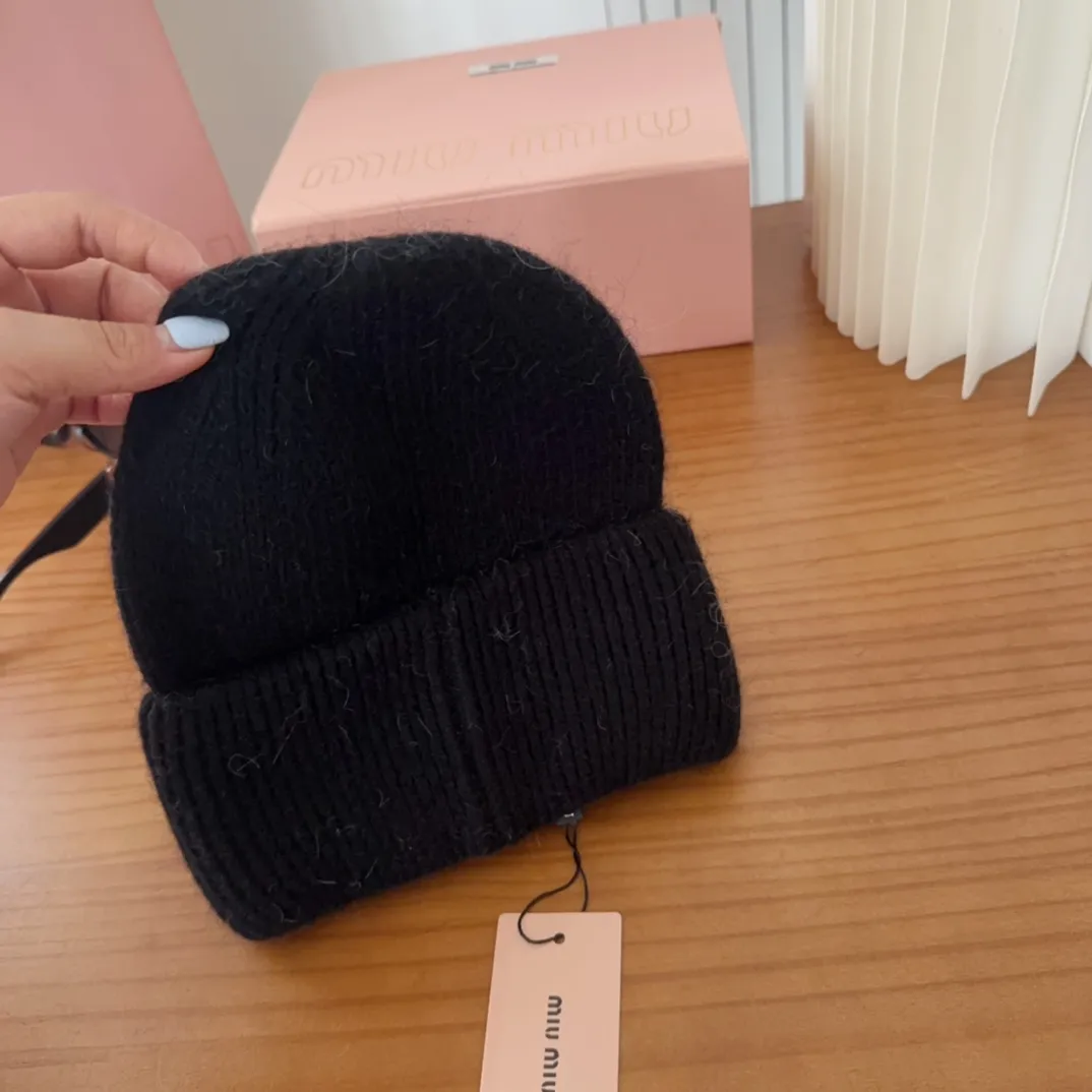 💰56 miumiu🐰Angora rabbit fur autumn and winter woolen hat This high-grade gray dyeing is very difficult to dye! What's more, the material of rabbit fur is like starting from scratch! Highly recommend to everyone. This hat goes well with any type of clothing. It can be both casual and sweet!