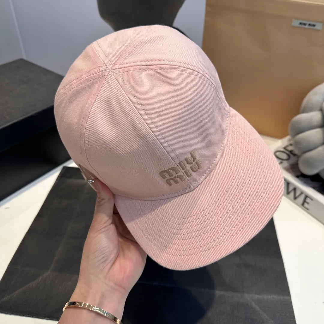P80 synchronized with Miumiu counters. Colorful drawstring baseball cap. Miumiu new baseball cap. Popular style at the moment. Full of street style. Trendy and versatile. Xiaohongshuzhongcao. Get your boyfriend and be cool together. Highly recommended to everyone. Head circumference 55-58cm. Size can be adjusted.