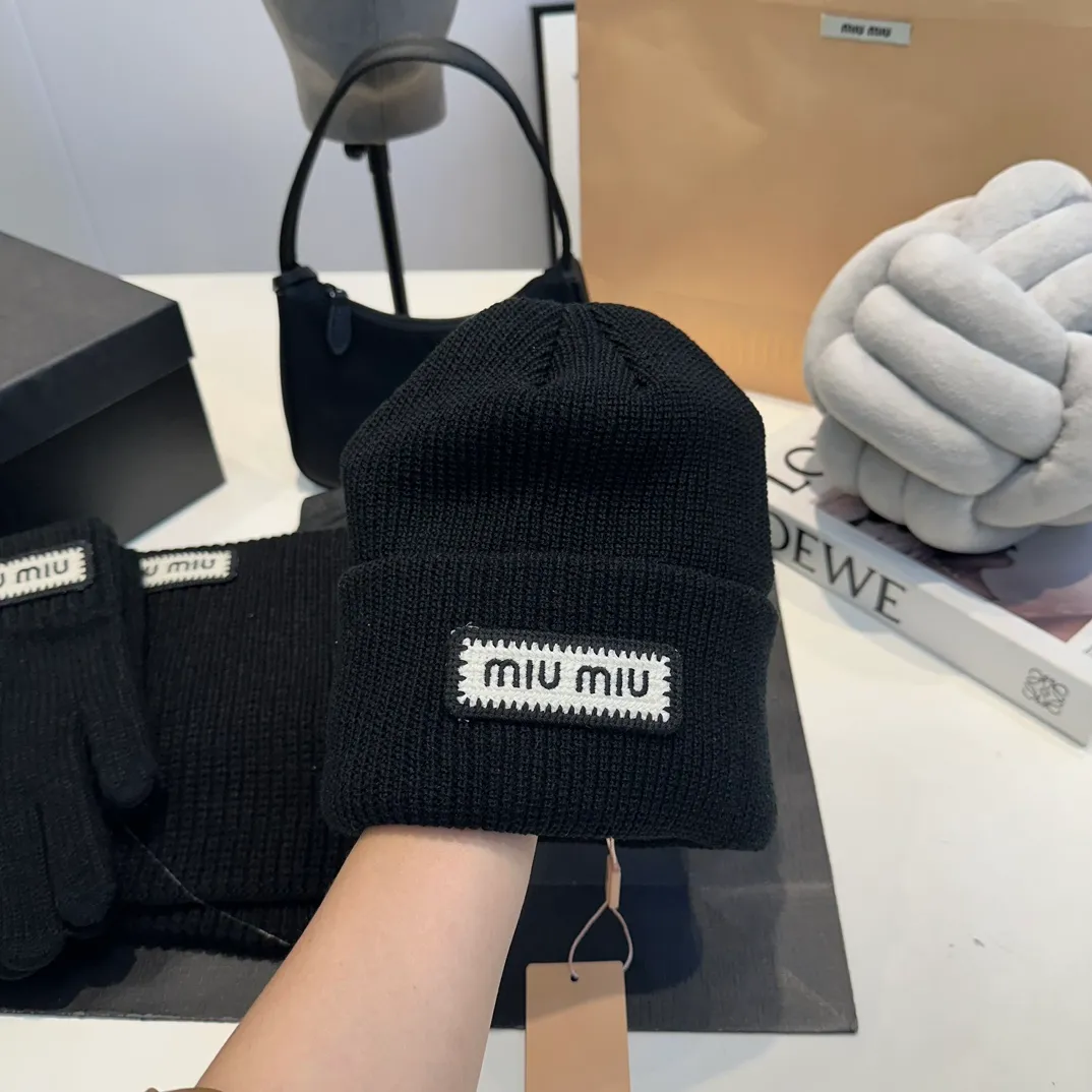 P170 MiuMiu～The new autumn and winter cold hat knitted hat three-piece set, hat, gloves and scarf, super soft and stretchy, very warm, with an amazing concave shape!