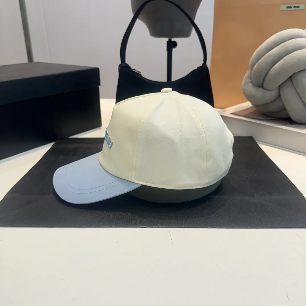 P56 MiuMiu Miu Miu girl's daily baseball cap. A very versatile baseball cap. Classic embroidered logo. Black and white contrasting colors. Versatile and fashionable.