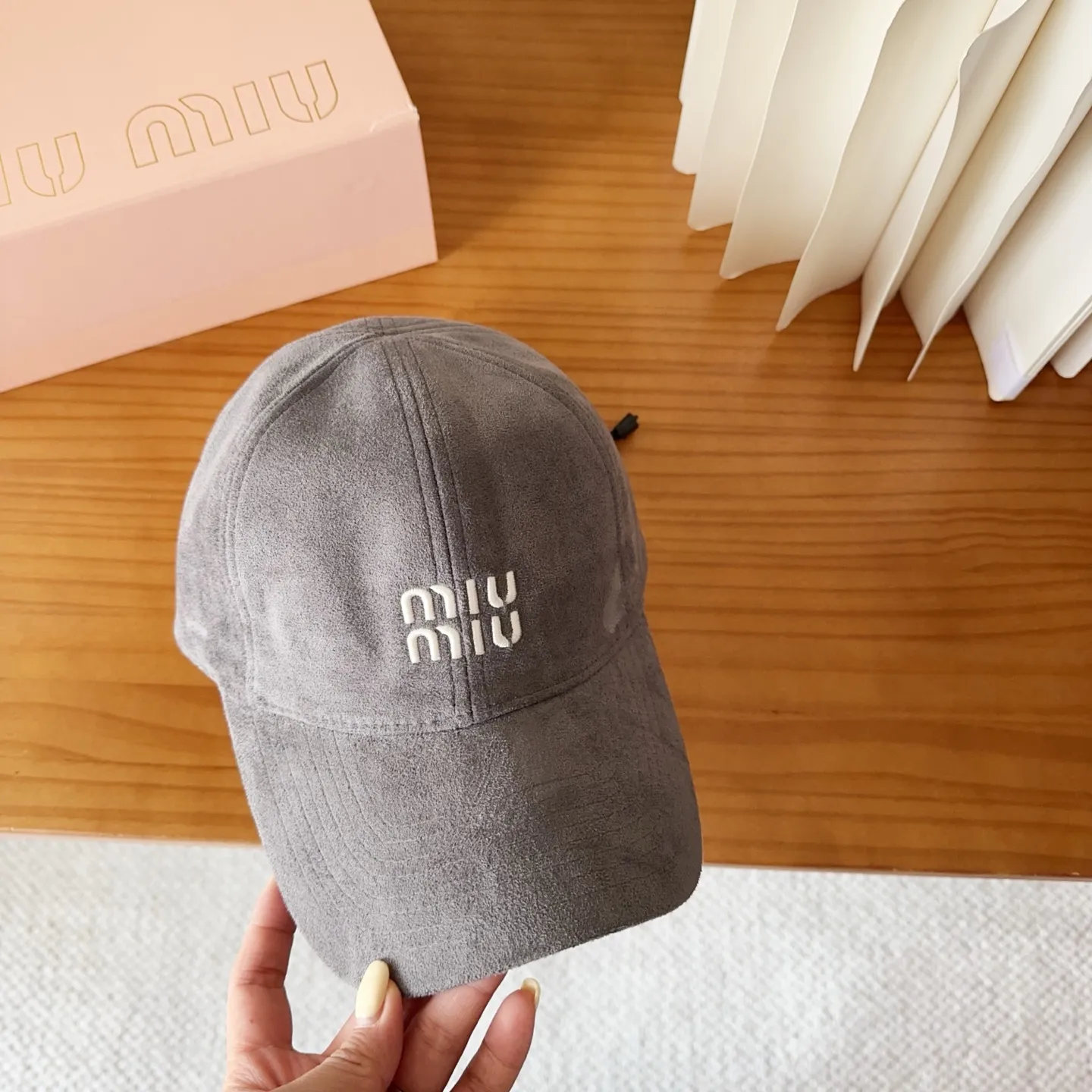 💰60 miumiu new corduroy baseball cap for autumn and winter. The original order is authentic and made to order. The original workmanship is meticulous and the quality is superb!