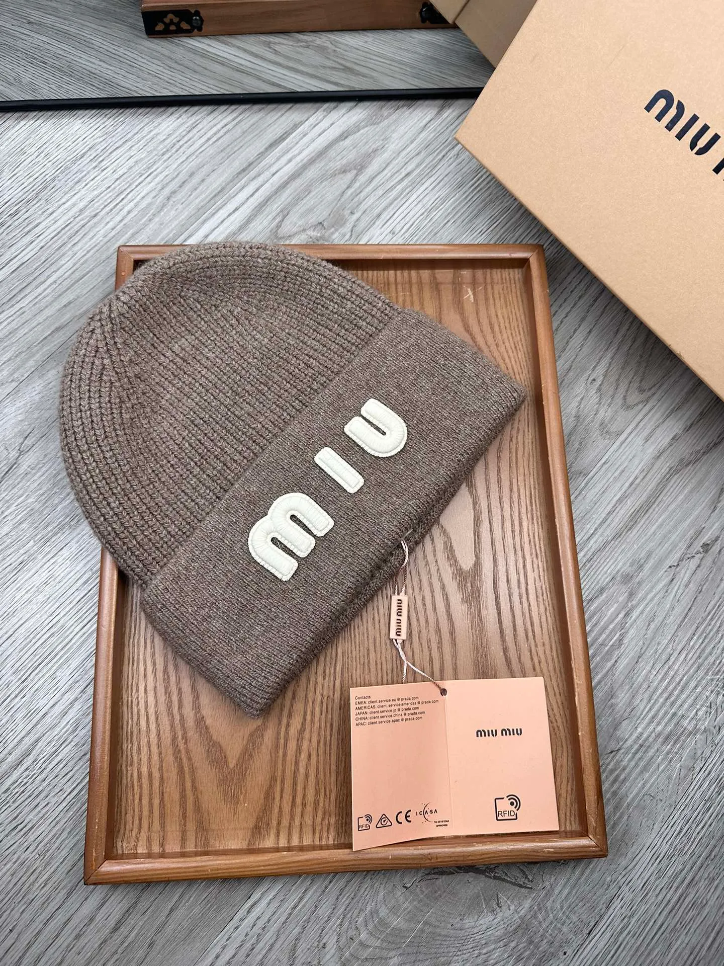 🌹¥100. miumiu. [Wool single hat] Small wool provided by customer! A precious collection of soul hats! Colored yarn supplied by customers. Every color is very beautiful! classic! Soft to the touch. 70% wool ➕ 30% rabbit fur. A combed lamb can only produce 30-40g of wool. Such a hat requires three or four lambs. Don't compare it with ordinary hats on the market. Is the yarn supplied by the customer good? The market products are incomparable! The materials are top-notch and luxurious. This is the charm of the product. It is easy to get in and out of the counter. If you come to the mixed counter, you will definitely buy it. I love the plain color and every color. And it is durable! It can be worn by men, women and children! When you see the real thing, you can beautify it ~