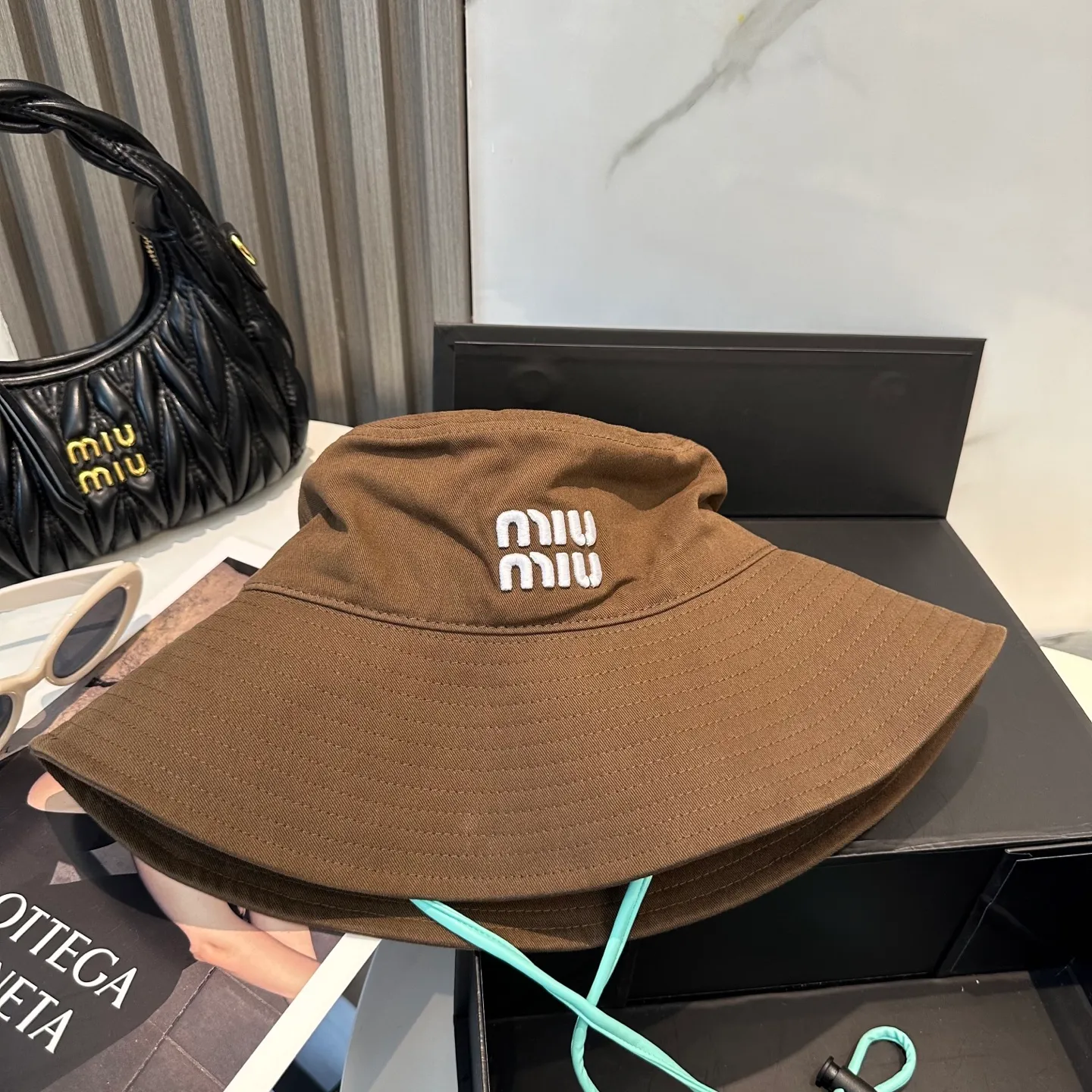 P64 MiuMiu Miu Miu's new fisherman hat | Large brim ~ Increased sun protection range, quality details are in place ~ Hats have always been an inseparable item in daily matching. The fisherman hat will never go out of style. This Miu family has always been loved by everyone. It is casual, versatile, sun-protective and comfortable. It feels very soft but does not affect its shape at all. ​