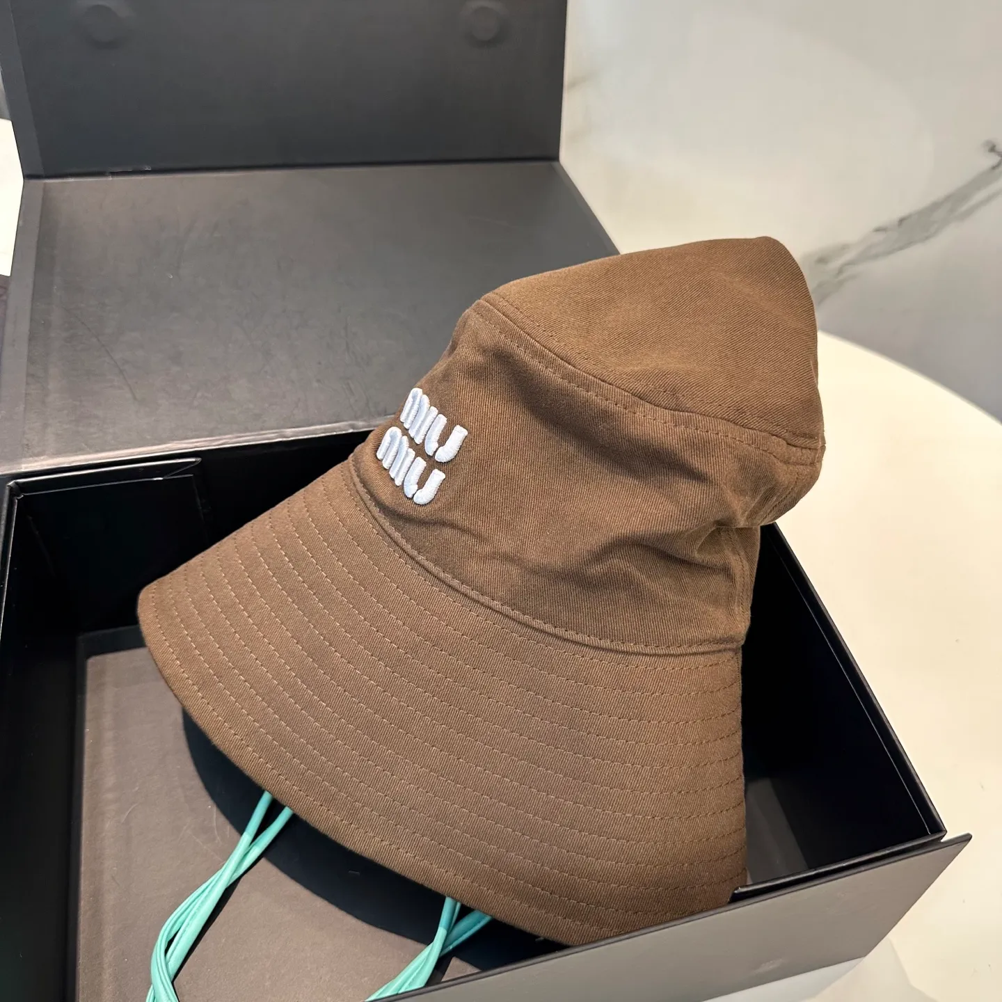 P64 MiuMiu Miu Miu's new fisherman hat | Large brim ~ Increased sun protection range, quality details are in place ~ Hats have always been an inseparable item in daily matching. The fisherman hat will never go out of style. This Miu family has always been loved by everyone. It is casual, versatile, sun-protective and comfortable. It feels very soft but does not affect its shape at all. ​