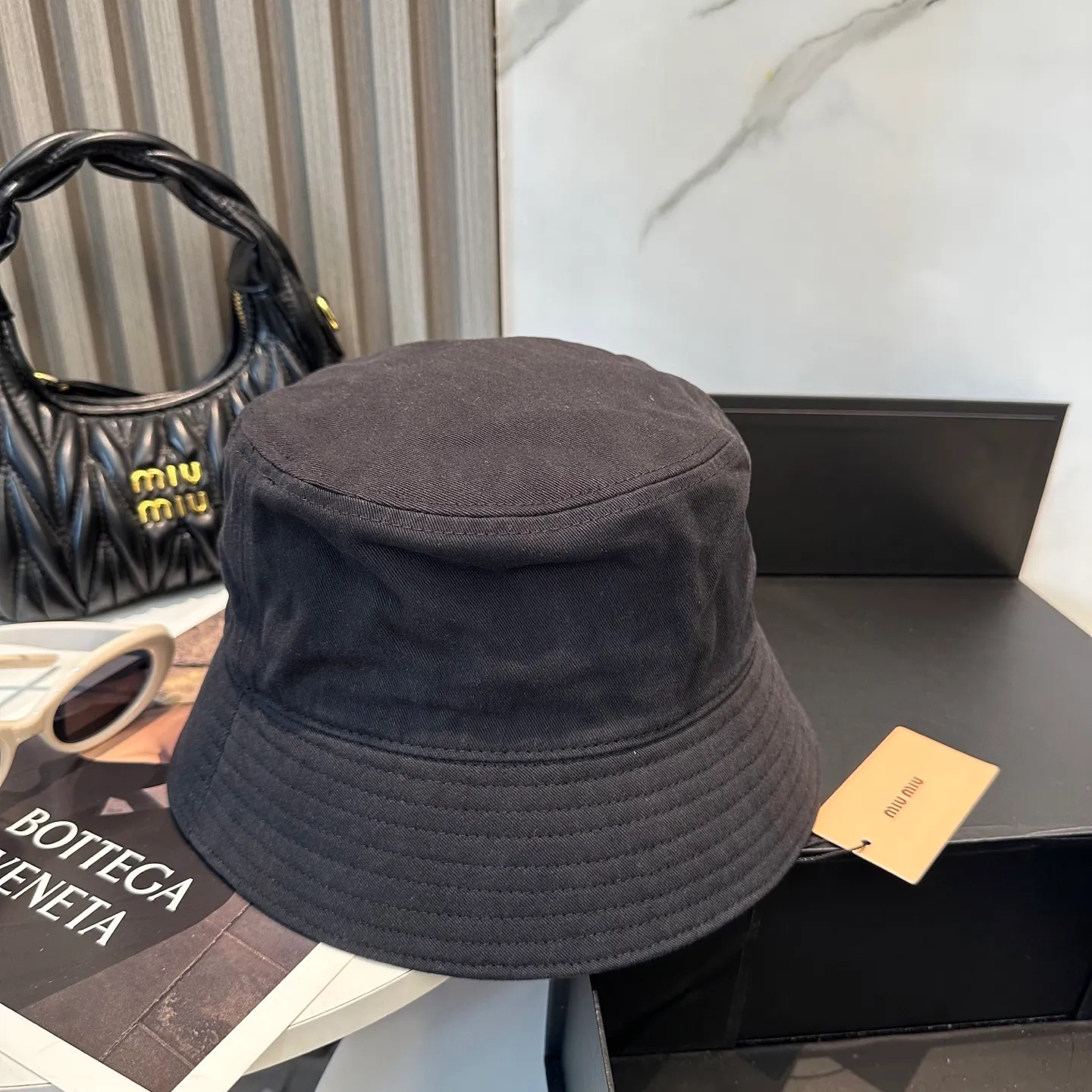 P74💛 Comes with dust bag. [Miumiu Miu Miu] New order style embroidered fisherman hat🧢Big brand style is super easy to match, hurry up and get it!