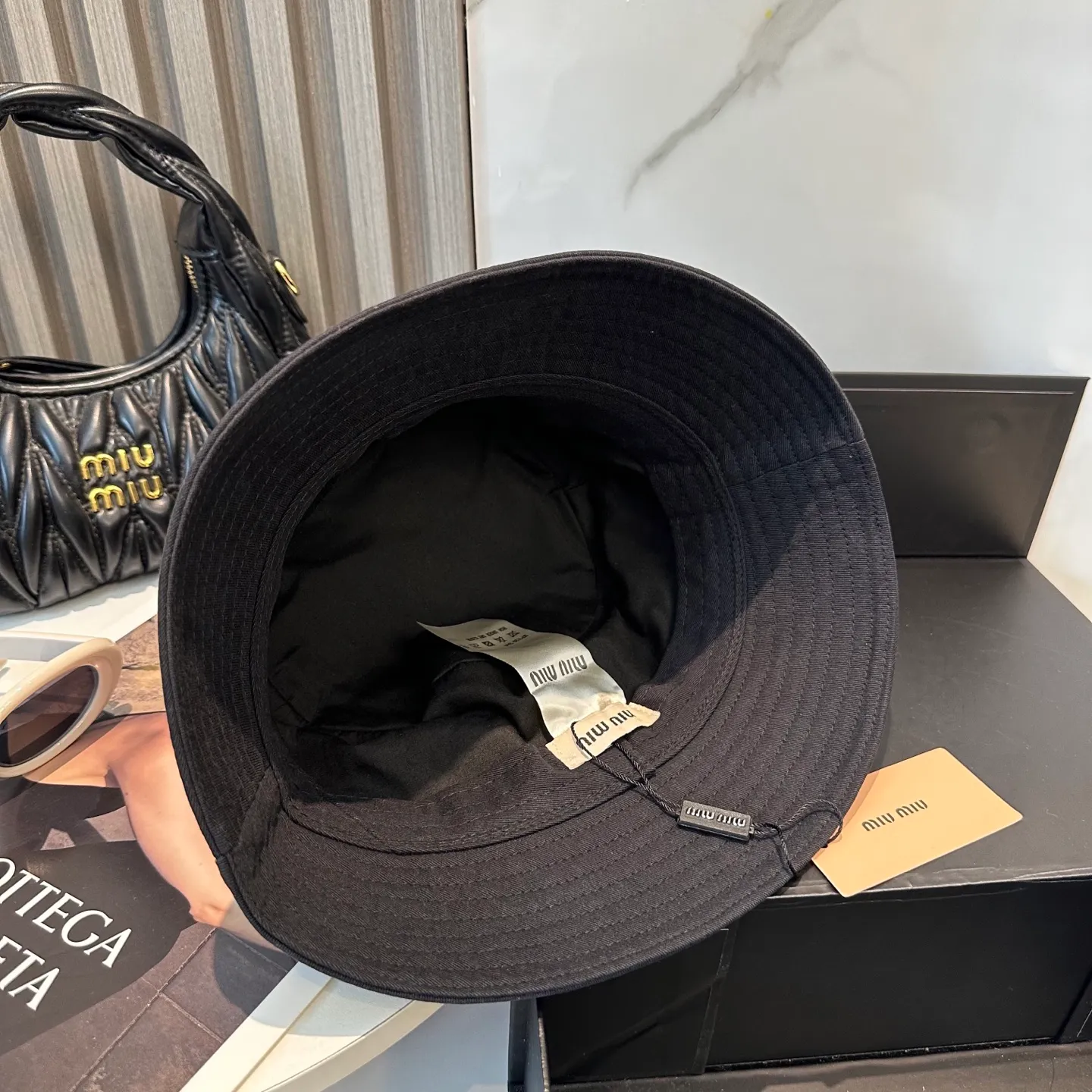 P74💛 Comes with dust bag. [Miumiu Miu Miu] New order style embroidered fisherman hat🧢Big brand style is super easy to match, hurry up and get it!