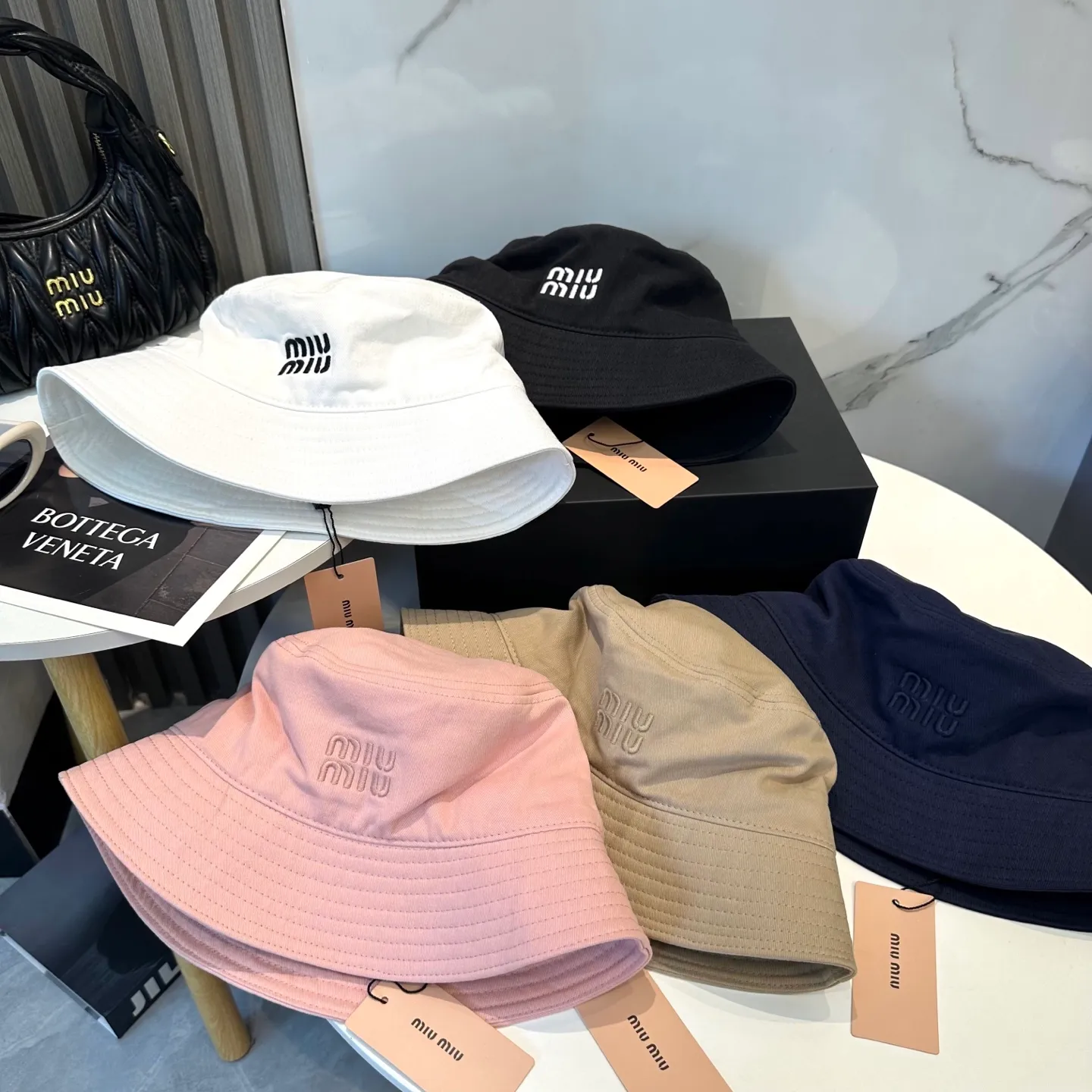 P74💛 Comes with dust bag. [Miumiu Miu Miu] New order style embroidered fisherman hat🧢Big brand style is super easy to match, hurry up and get it!