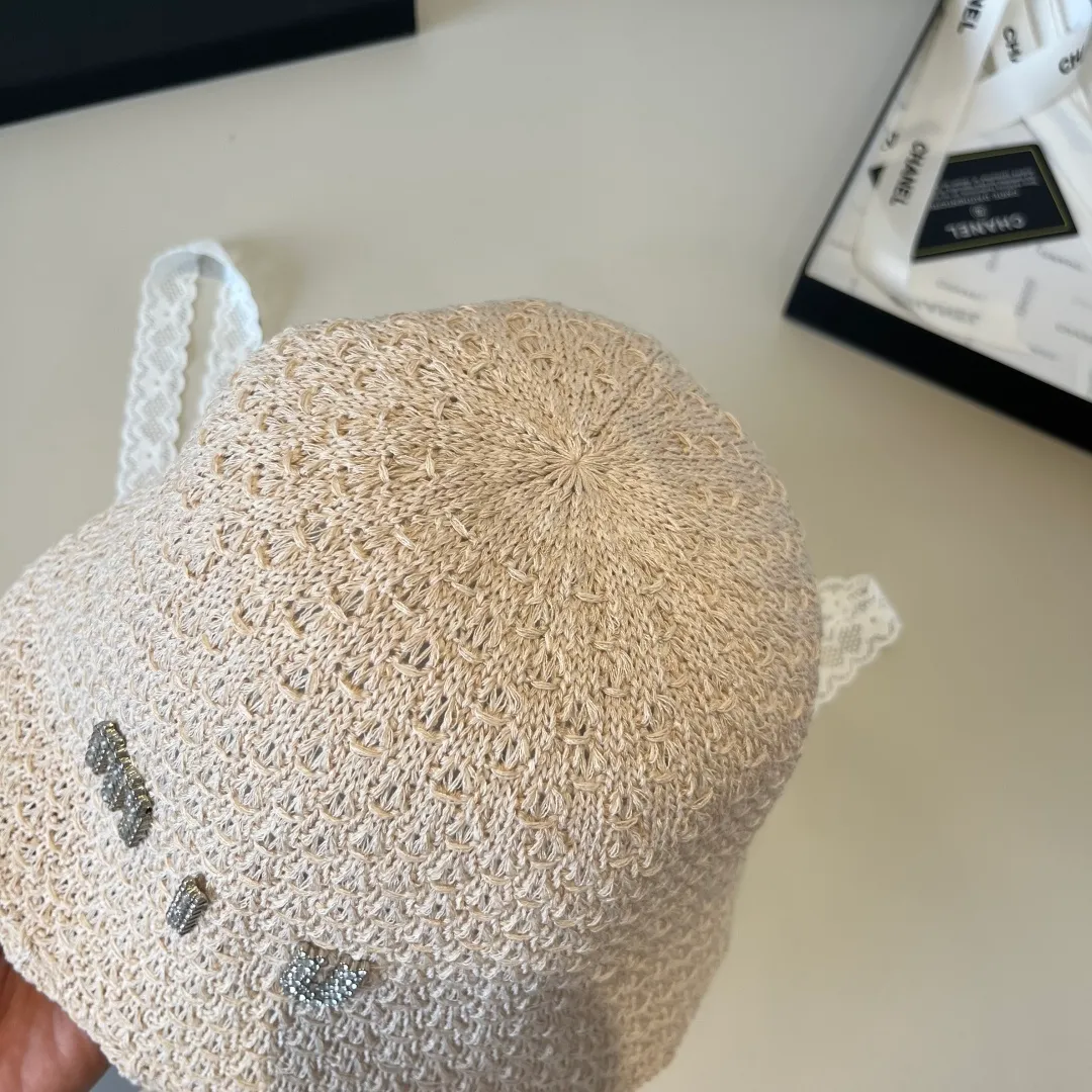 💰100¥ Miumiu new small round hat, with lace windproof rope, small and fresh, head circumference 57