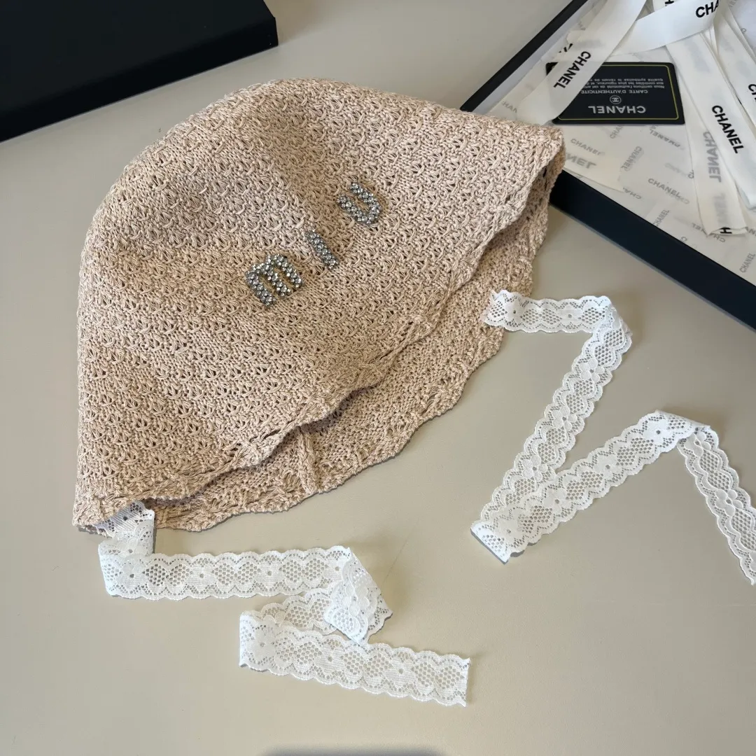 💰100¥ Miumiu new small round hat, with lace windproof rope, small and fresh, head circumference 57
