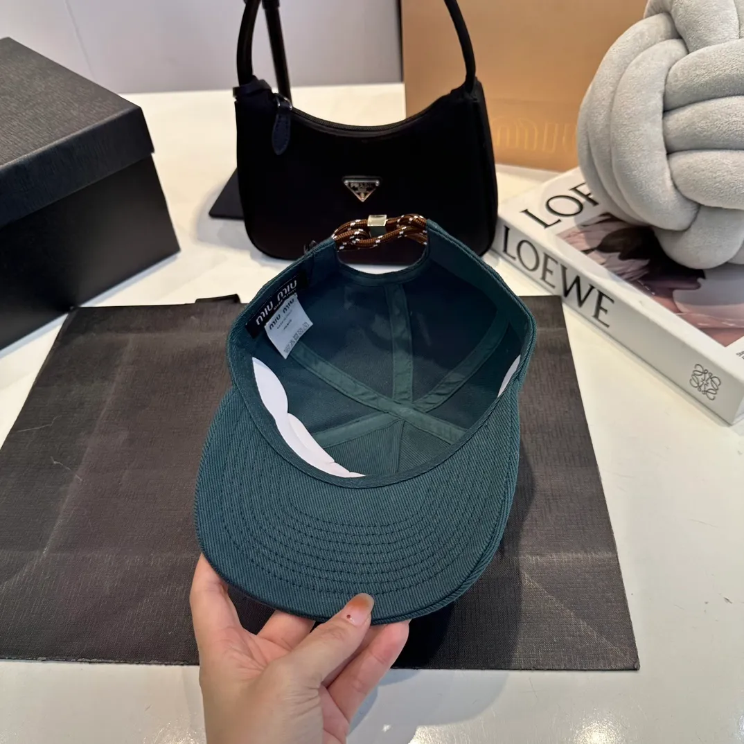 P80 official website miumiu details and quality matching baseball cap, 1:1 reproduction, please look for the only detailed matching in the high-end quality market, recommended by Xiaohongshu, fashionable and versatile, one that many celebrities like, very explosive, very popular, very good-looking!