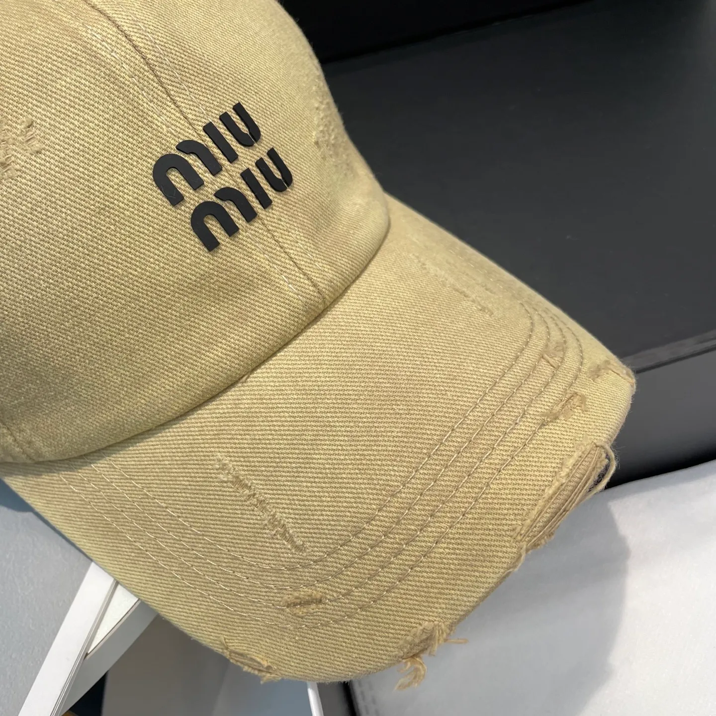 P60 miumiu new solid color baseball cap, the hottest color at the moment - full of street style! Trendy and versatile, Xiaohongshu grows grass, poison, get your boyfriend, and cool together