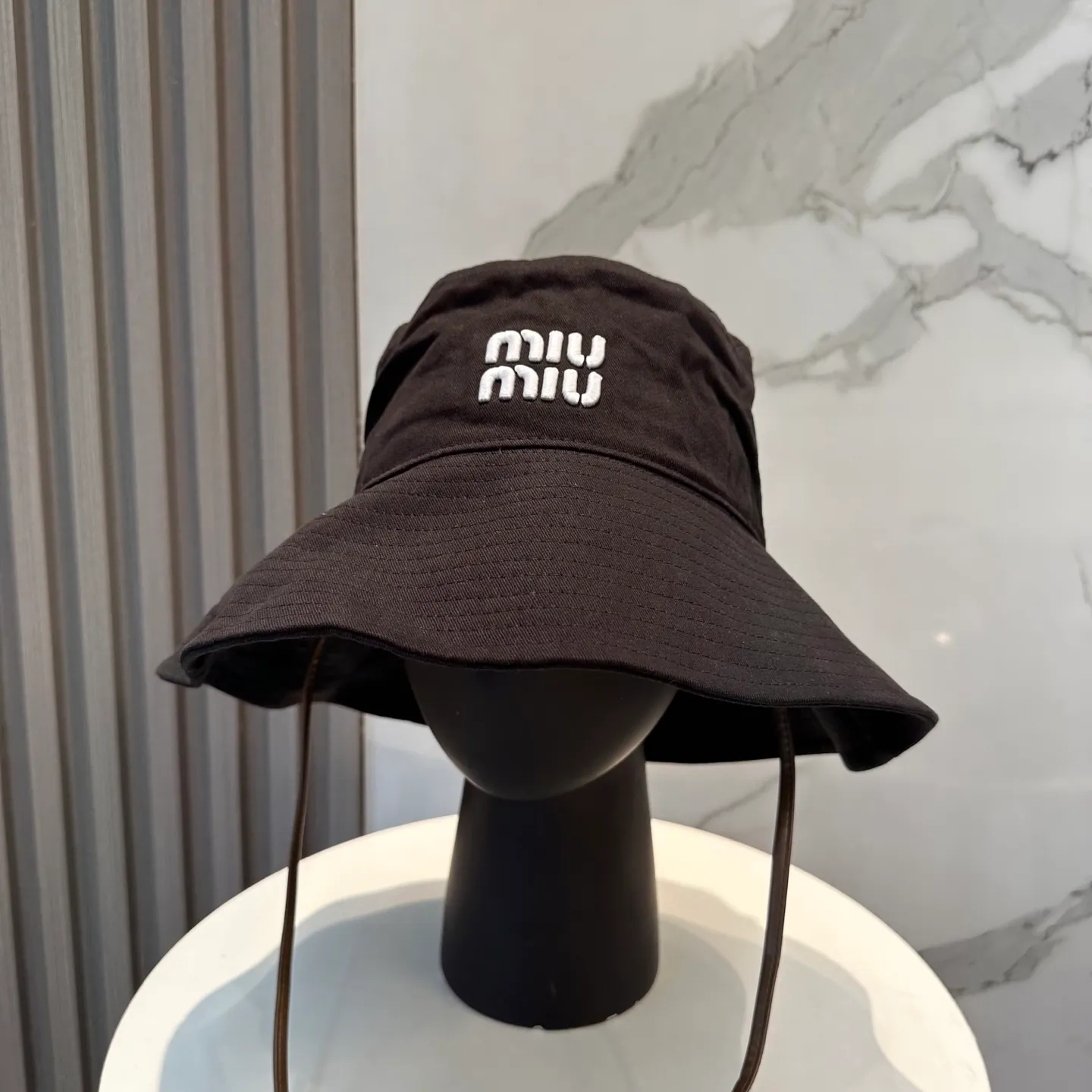P70 MiuMiu Miu Miu's new fisherman hat | Large brim ~ Increased sun protection range, quality details are in place ~ Hats have always been an inseparable item in daily matching. The fisherman hat will never go out of style. This Miu family has always been loved by everyone. It is casual, versatile, sun-protective and comfortable. It feels very soft but does not affect its shape at all. ​