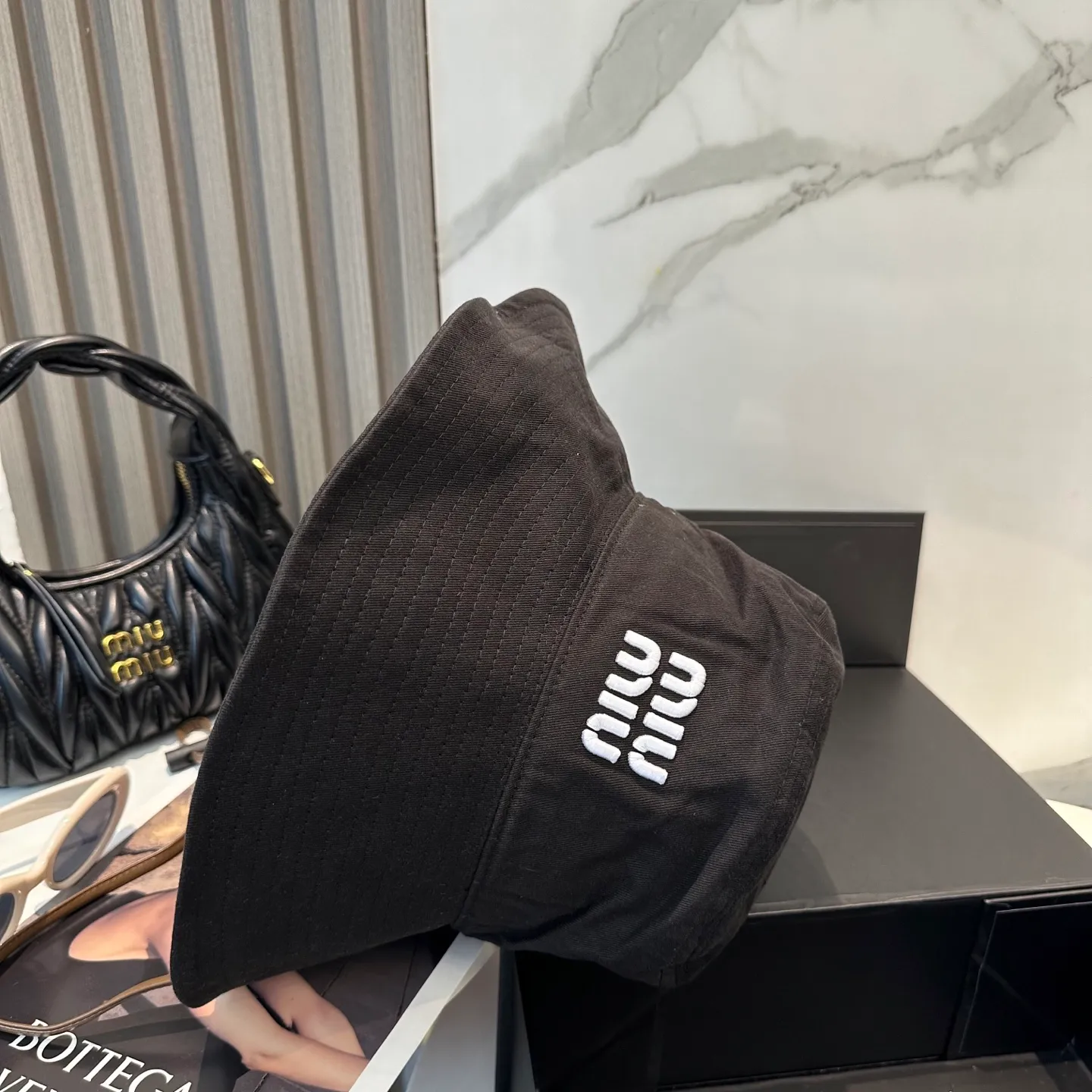 P70 MiuMiu Miu Miu's new fisherman hat | Large brim ~ Increased sun protection range, quality details are in place ~ Hats have always been an inseparable item in daily matching. The fisherman hat will never go out of style. This Miu family has always been loved by everyone. It is casual, versatile, sun-protective and comfortable. It feels very soft but does not affect its shape at all. ​