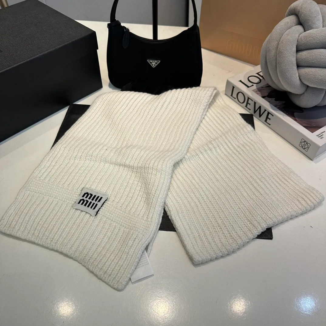 P200 miumiu two-piece knitted hat set, popular at Miumiu counter. Hat + scarf. New product released by Xiaohongshu. Very warm. High-elastic fabric. Classic colors. Same style for men and women.