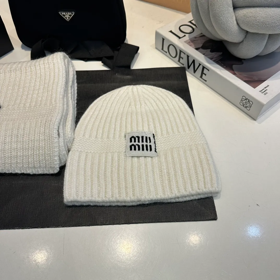 P200 miumiu two-piece knitted hat set, popular at Miumiu counter. Hat + scarf. New product released by Xiaohongshu. Very warm. High-elastic fabric. Classic colors. Same style for men and women.