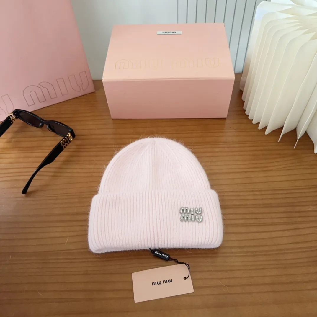 💰56 miumiu🐰Angora rabbit fur autumn and winter woolen hat This high-grade gray dyeing is very difficult to dye! What's more, the material of rabbit fur is like starting from scratch! Highly recommend to everyone. This hat goes well with any type of clothing. It can be both casual and sweet!