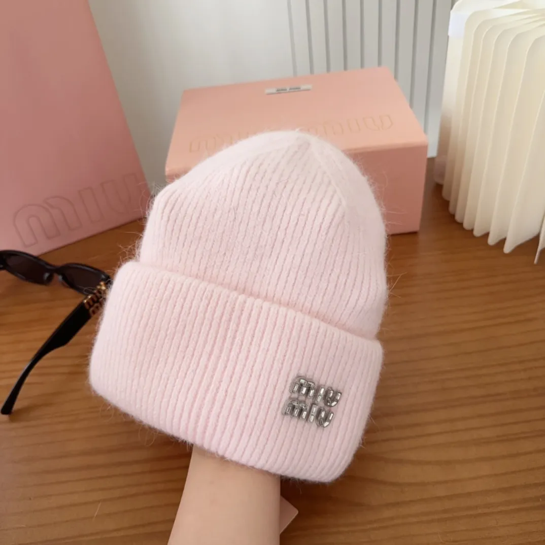 💰56 miumiu🐰Angora rabbit fur autumn and winter woolen hat This high-grade gray dyeing is very difficult to dye! What's more, the material of rabbit fur is like starting from scratch! Highly recommend to everyone. This hat goes well with any type of clothing. It can be both casual and sweet!