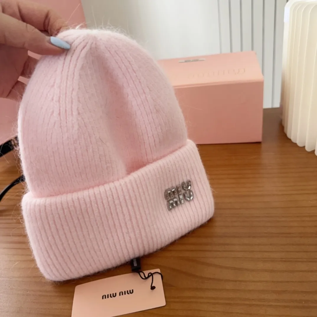 💰56 miumiu🐰Angora rabbit fur autumn and winter woolen hat This high-grade gray dyeing is very difficult to dye! What's more, the material of rabbit fur is like starting from scratch! Highly recommend to everyone. This hat goes well with any type of clothing. It can be both casual and sweet!
