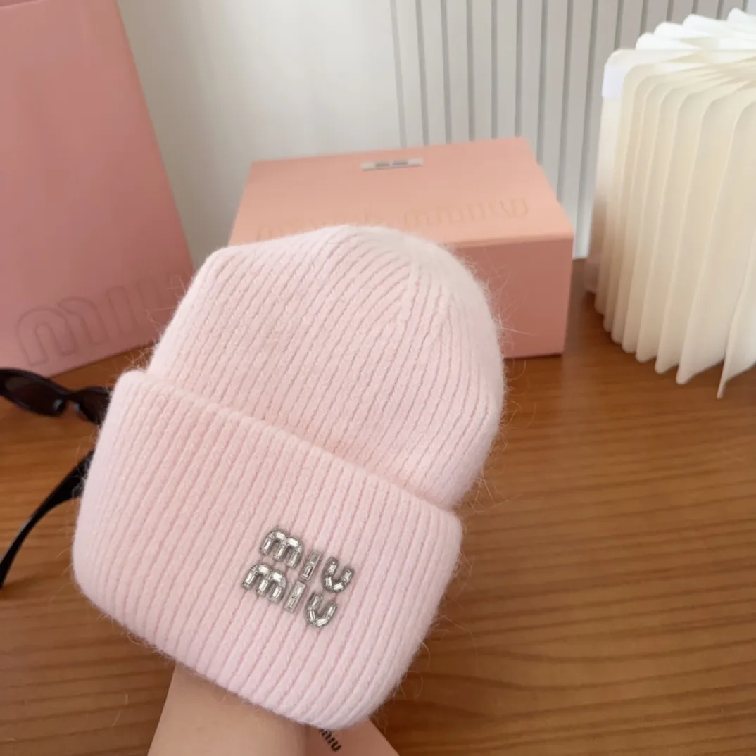 💰56 miumiu🐰Angora rabbit fur autumn and winter woolen hat This high-grade gray dyeing is very difficult to dye! What's more, the material of rabbit fur is like starting from scratch! Highly recommend to everyone. This hat goes well with any type of clothing. It can be both casual and sweet!