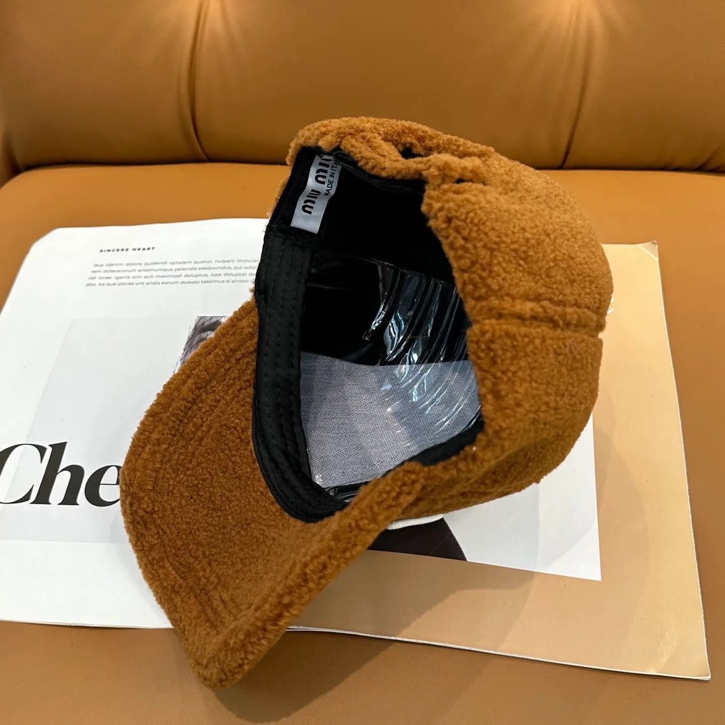 P56 miumiu~The new autumn and winter lamb wool baseball cap~ It is a super perfect interpretation of the sweet and cool style. I just love it so much❤️ The top is sexy and handsome. Both are online! No girl can refuse a fluffy item.
