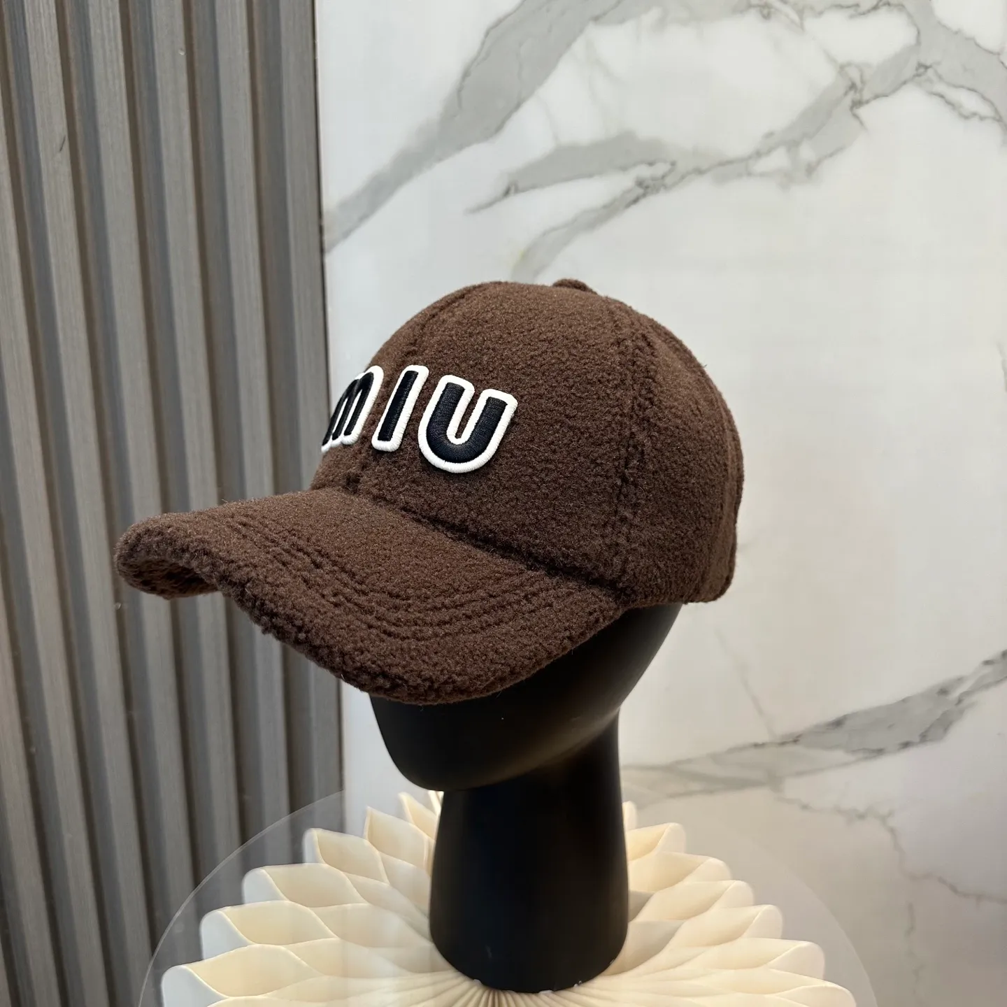 P56 miumiu~The new autumn and winter lamb wool baseball cap~ It is a super perfect interpretation of the sweet and cool style. I just love it so much❤️ The top is sexy and handsome. Both are online! No girl can refuse a fluffy item.