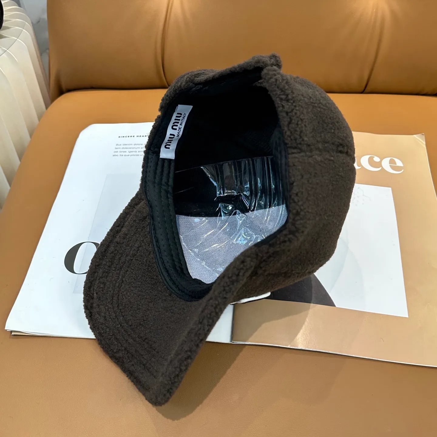 P56 miumiu~The new autumn and winter lamb wool baseball cap~ It is a super perfect interpretation of the sweet and cool style. I just love it so much❤️ The top is sexy and handsome. Both are online! No girl can refuse a fluffy item.