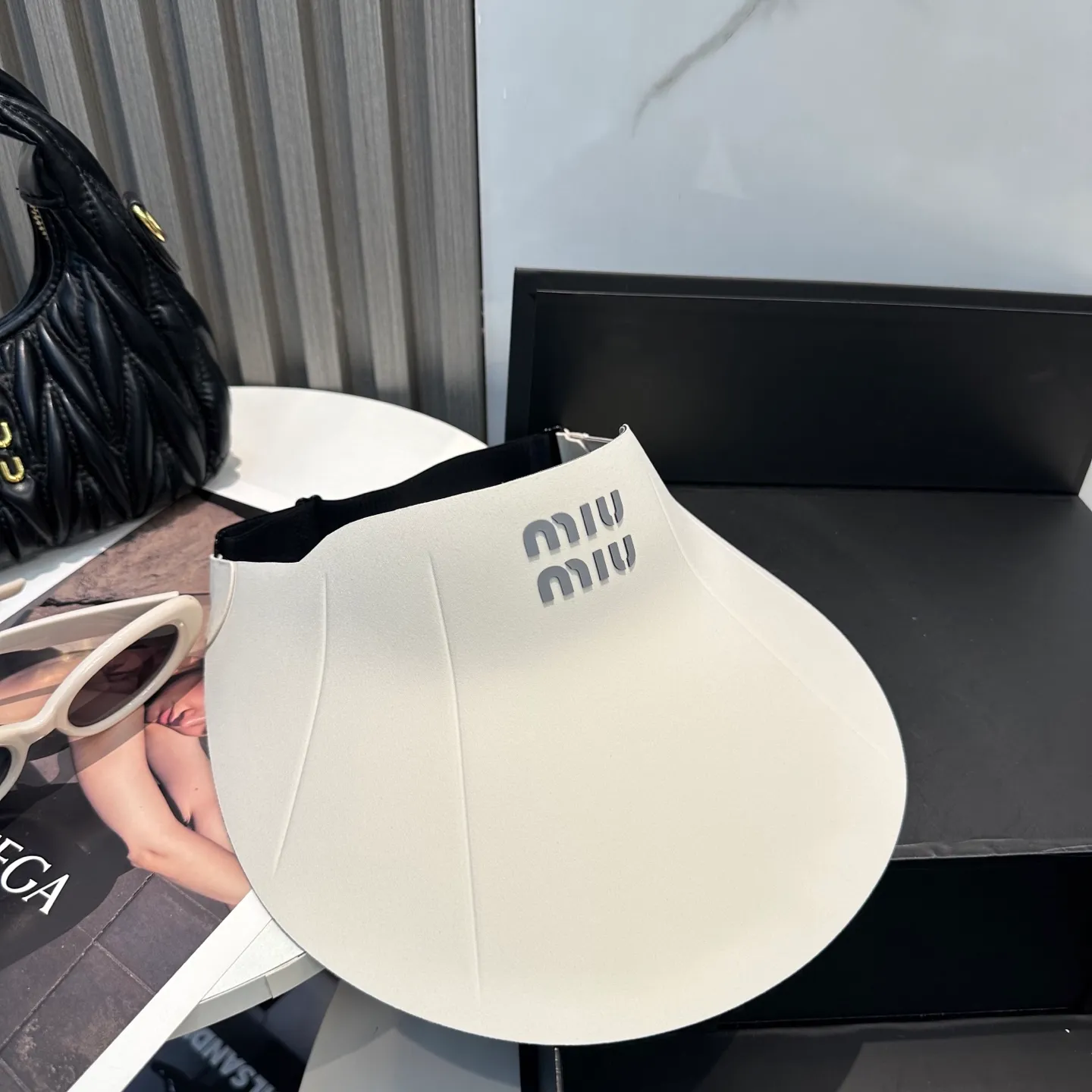 P66 miumiu Miu Miu～The new summer seamless duck bill empty top hat is a summer sunshade artifact. It will not be stuffy at all. The oversized brim is more sun-protective.