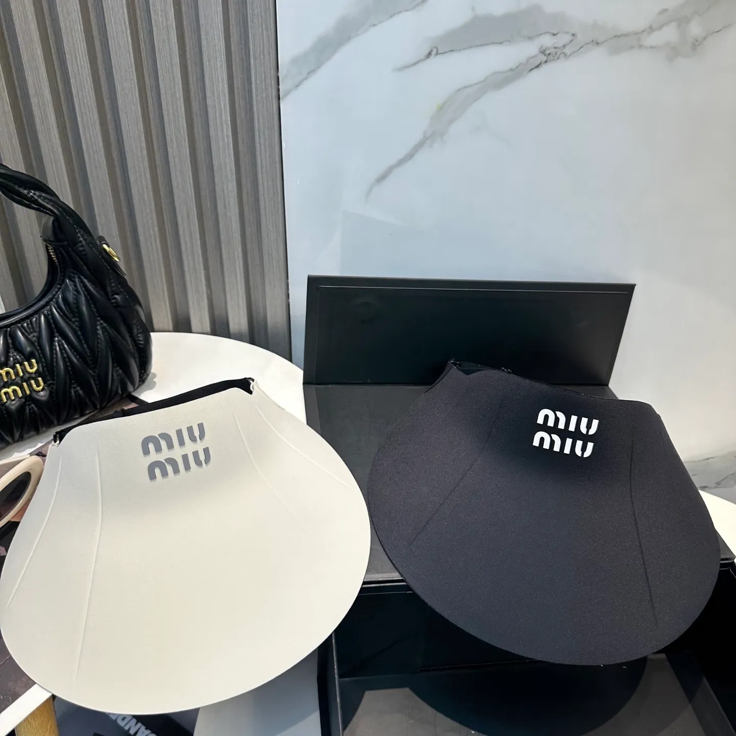 P66 miumiu Miu Miu～The new summer seamless duck bill empty top hat is a summer sunshade artifact. It will not be stuffy at all. The oversized brim is more sun-protective.