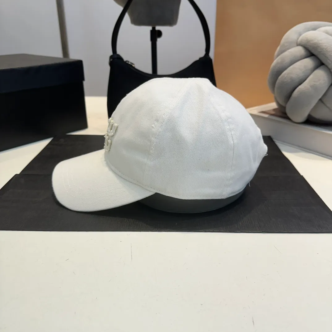 P60 MiuMiu Miu Miu girl's daily baseball cap. A very versatile baseball cap. Classic embroidered logo. Versatile and fashionable.
