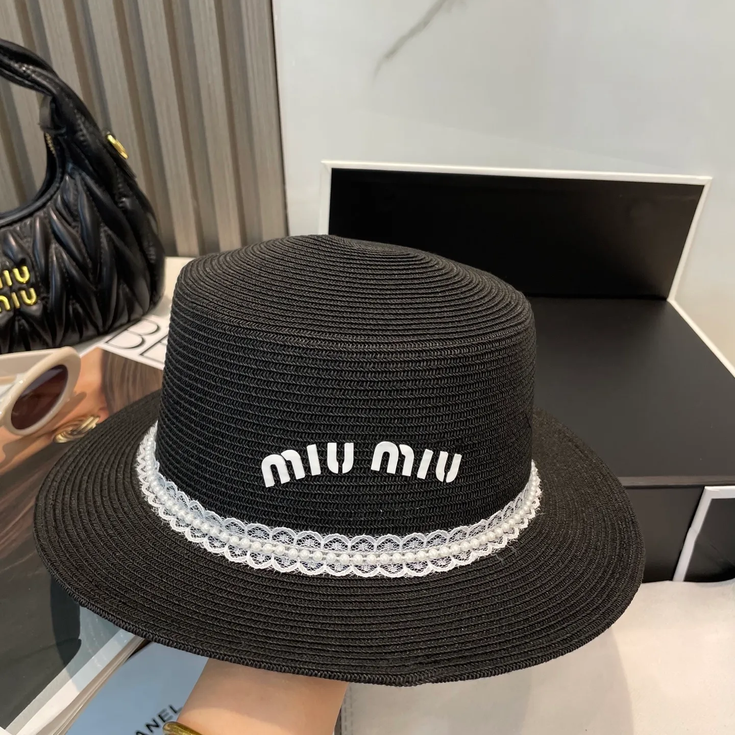 P70 miumiu lace-trimmed flat-top straw hat. It is versatile and does not matter the face shape. The flat brim does not block the line of sight. It is more practical. It is easy to wear for daily use and travel. It has an Instagram style and is particularly photogenic. It has an adjustment strap inside.