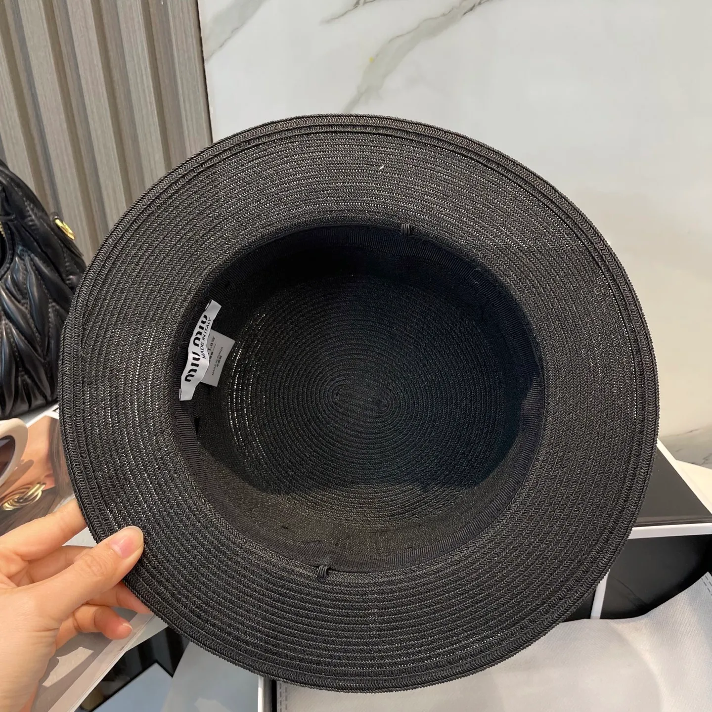 P70 miumiu lace-trimmed flat-top straw hat. It is versatile and does not matter the face shape. The flat brim does not block the line of sight. It is more practical. It is easy to wear for daily use and travel. It has an Instagram style and is particularly photogenic. It has an adjustment strap inside.
