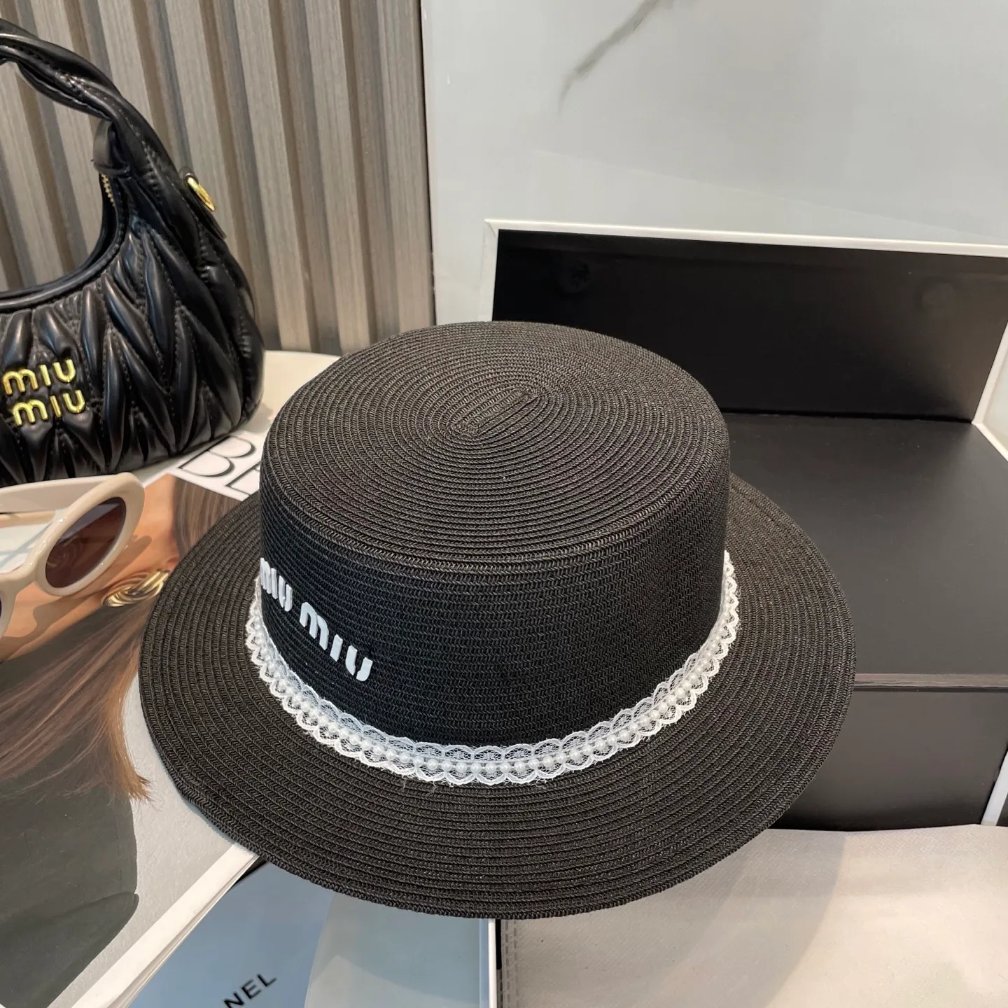 P70 miumiu lace-trimmed flat-top straw hat. It is versatile and does not matter the face shape. The flat brim does not block the line of sight. It is more practical. It is easy to wear for daily use and travel. It has an Instagram style and is particularly photogenic. It has an adjustment strap inside.