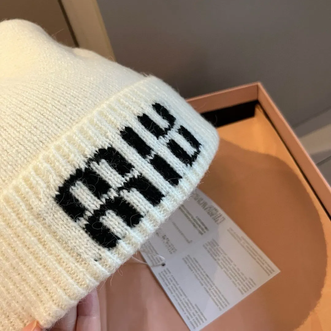 💰60¥ miumiu Miu Miu counter new knitted woolen hat