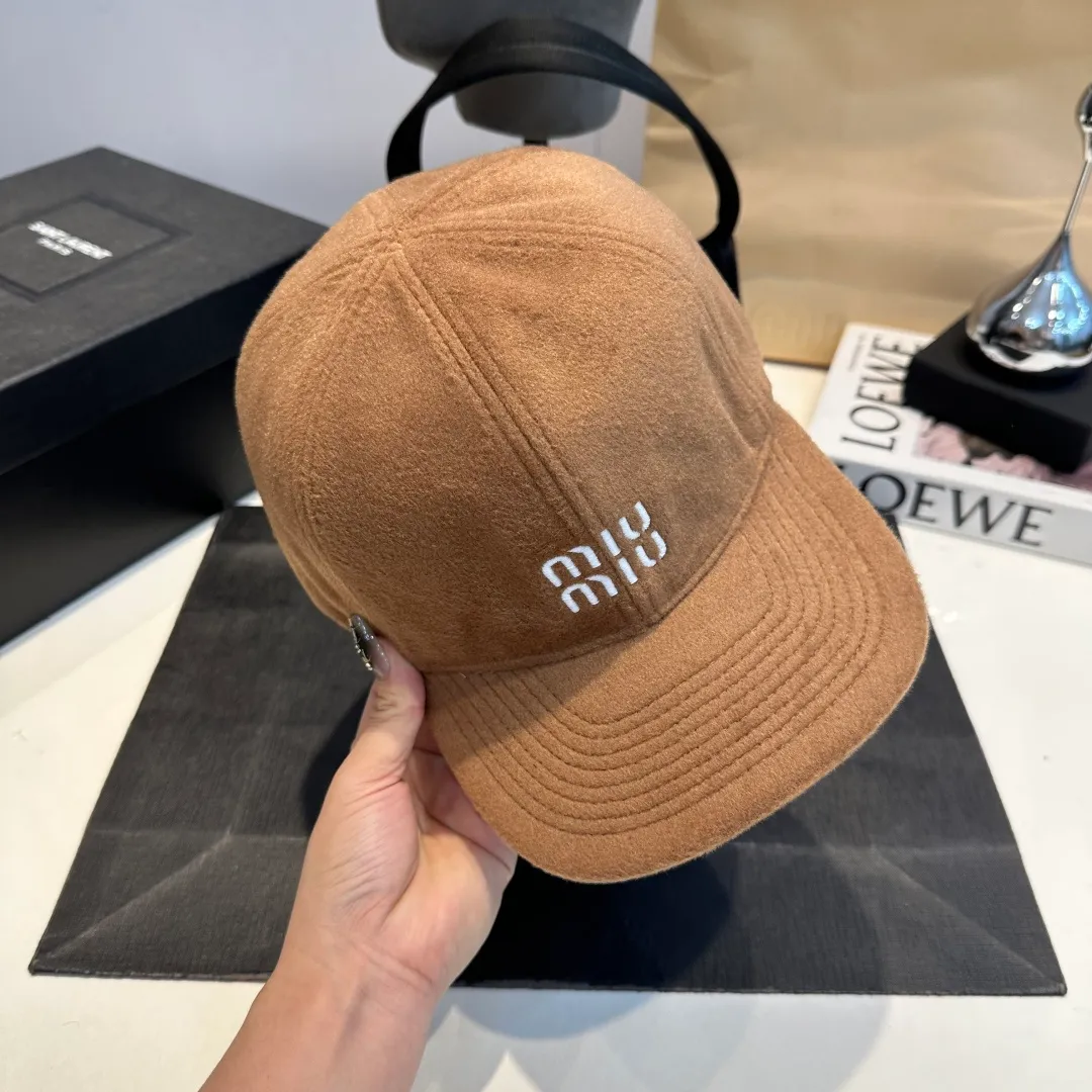 P70 miumiu~The new autumn and winter lamb wool baseball cap~ It is a super perfect interpretation of the sweet and cool style. I just love it so much❤️ The top is sexy and handsome. Both are online! No girl can refuse a fluffy item.