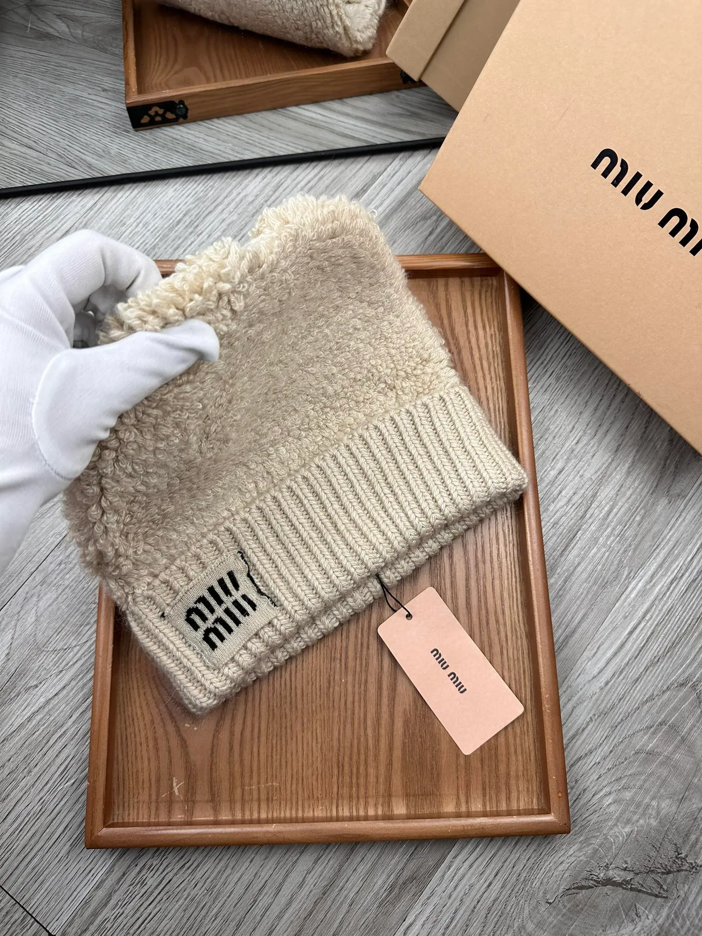 🌹¥100. miumiu. [Wool single hat] Small wool provided by customer! A precious collection of soul hats! Colored yarn supplied by customers. Every color is very beautiful! classic! Soft to the touch. 70% wool ➕ 30% rabbit fur. A combed lamb can only produce 30-40g of wool. Such a hat requires three or four lambs. Don't compare it with ordinary hats on the market. Is the yarn supplied by the customer good? The market products are incomparable! The materials are top-notch and luxurious. This is the charm of the product. It is easy to get in and out of the counter. If you come to the mixed counter, you will definitely buy it. I love the plain color and every color. And it is durable! It can be worn by men, women and children! When you see the real thing, you can beautify it ~