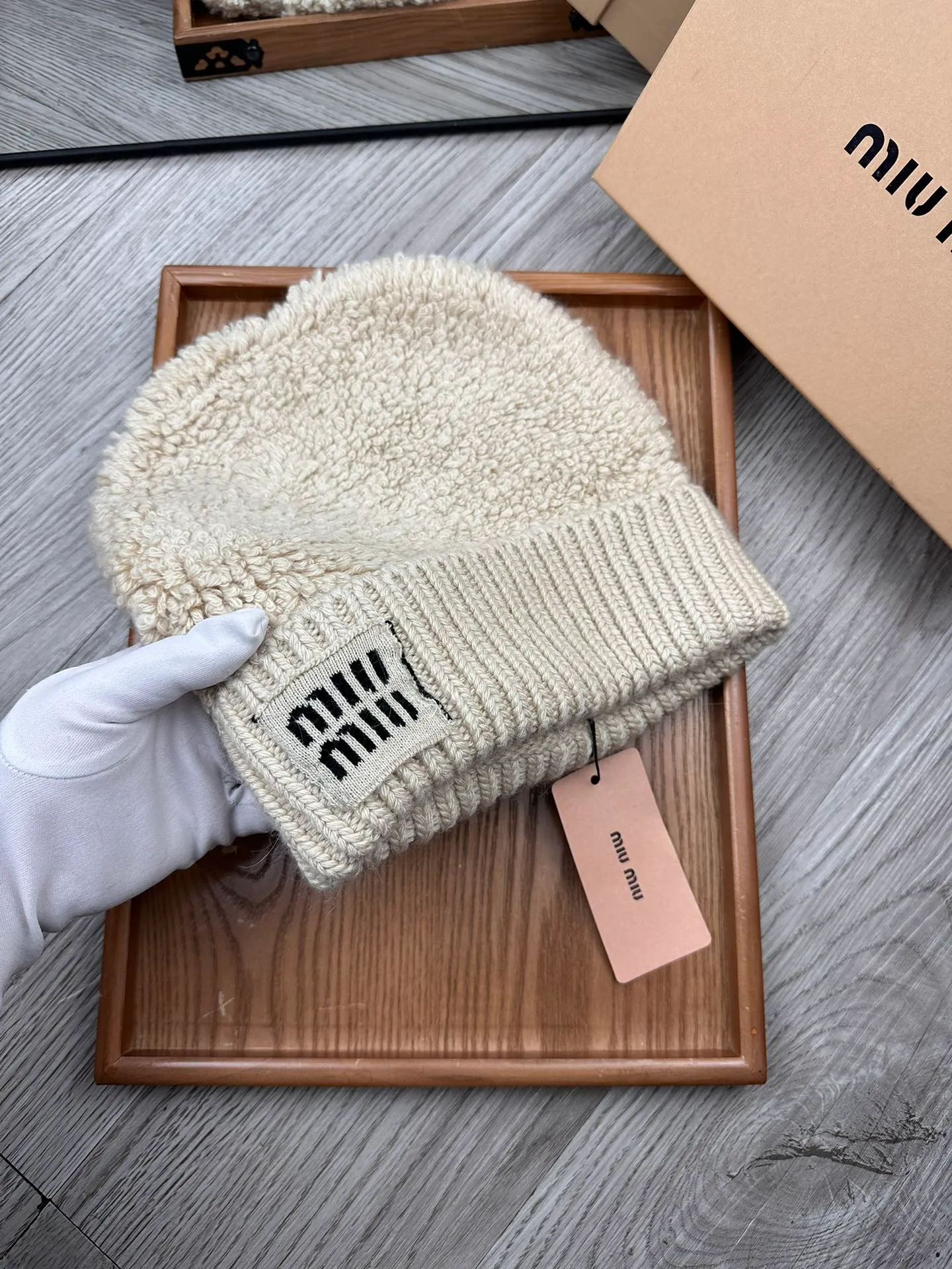 🌹¥100. miumiu. [Wool single hat] Small wool provided by customer! A precious collection of soul hats! Colored yarn supplied by customers. Every color is very beautiful! classic! Soft to the touch. 70% wool ➕ 30% rabbit fur. A combed lamb can only produce 30-40g of wool. Such a hat requires three or four lambs. Don't compare it with ordinary hats on the market. Is the yarn supplied by the customer good? The market products are incomparable! The materials are top-notch and luxurious. This is the charm of the product. It is easy to get in and out of the counter. If you come to the mixed counter, you will definitely buy it. I love the plain color and every color. And it is durable! It can be worn by men, women and children! When you see the real thing, you can beautify it ~