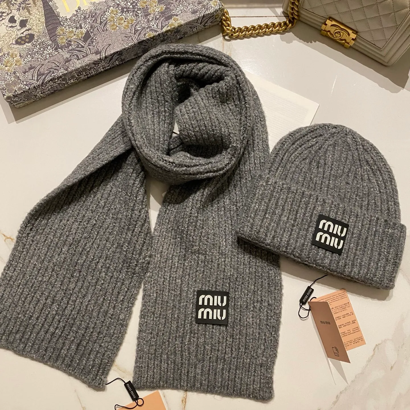 MIUMIU Miu Miu suit knitted hat + scarf